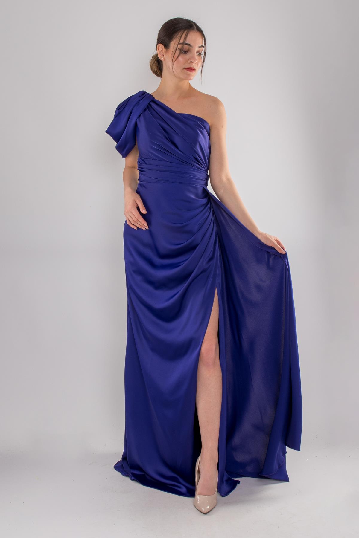 465 Tek Omuz Beli Drape Kuyruklu Saten Uzun Elbise