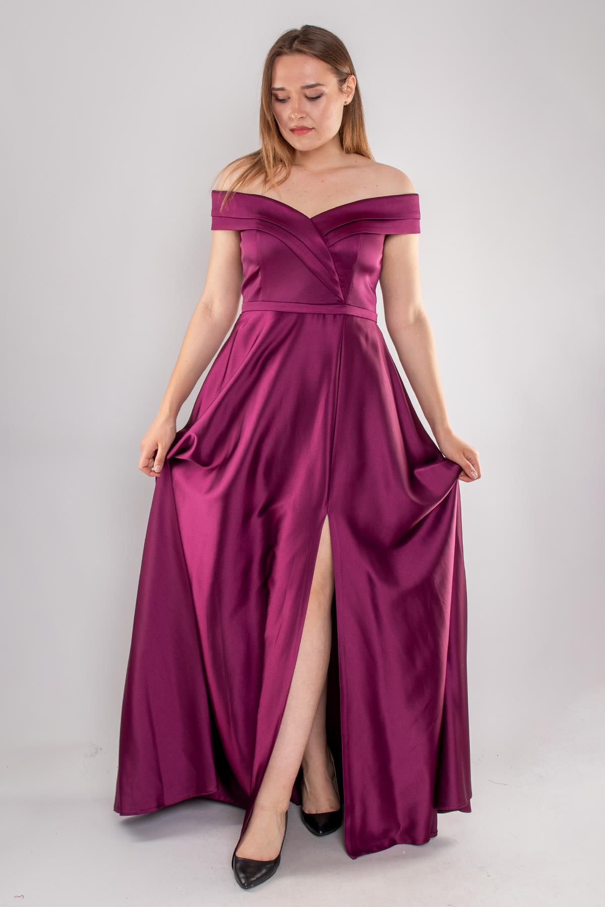 4667-1 Büyük Beden Madonna Yaka Yırtmaçlı Uzun Saten Elbise