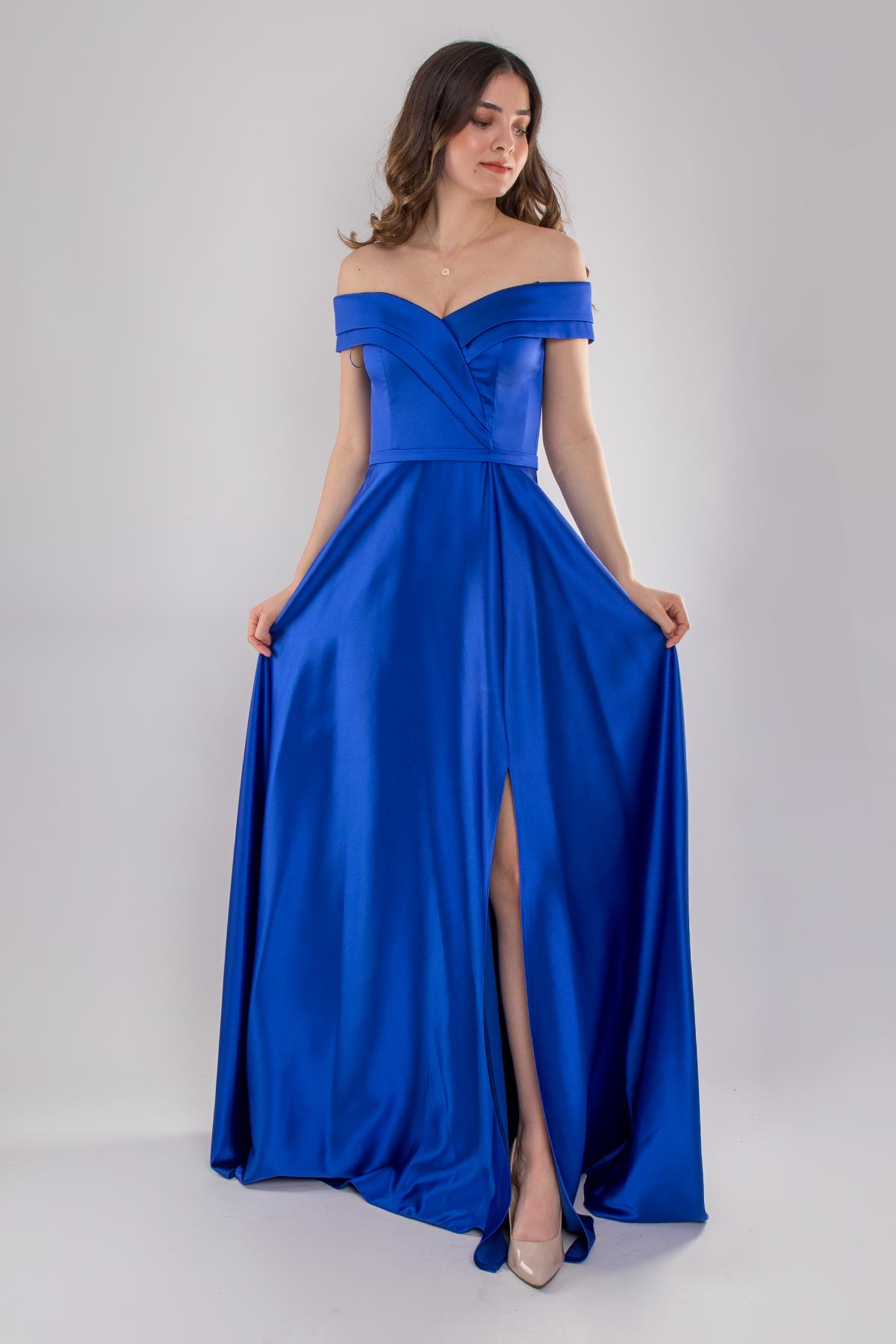 4667 Madonna Yaka Yırtmaçlı Uzun Saten Elbise