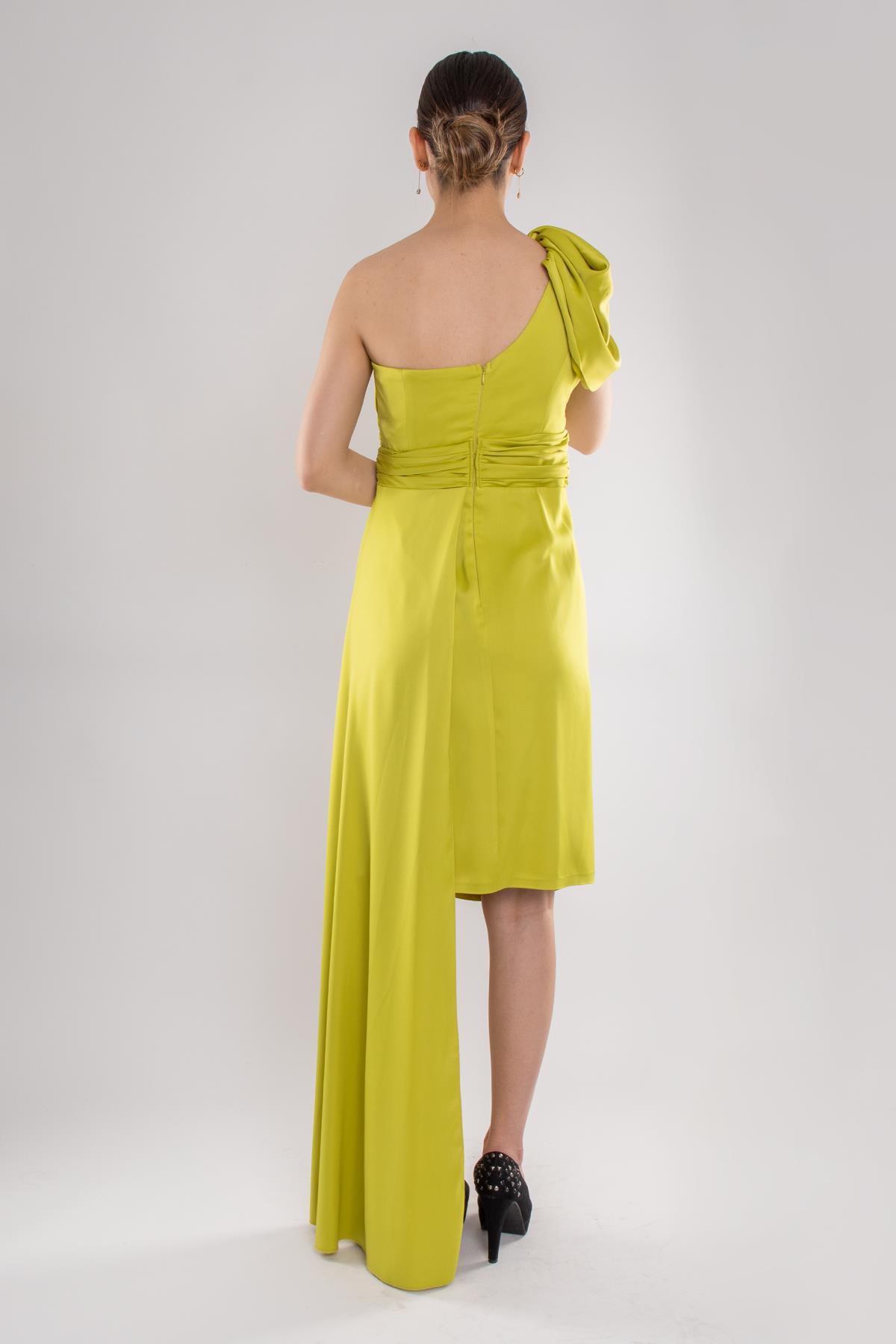 474 Tek Omuz Beli Drape Kuyruklu Kısa Saten Elbise