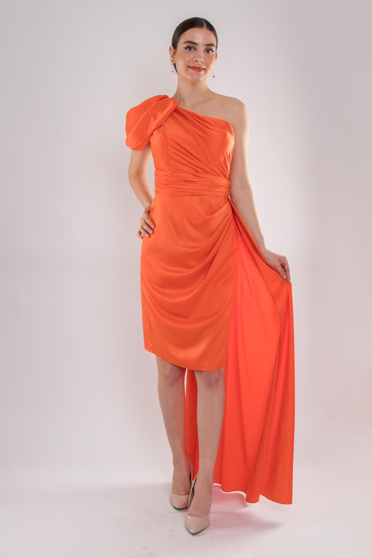 474 Tek Omuz Beli Drape Kuyruklu Kısa Saten Elbise