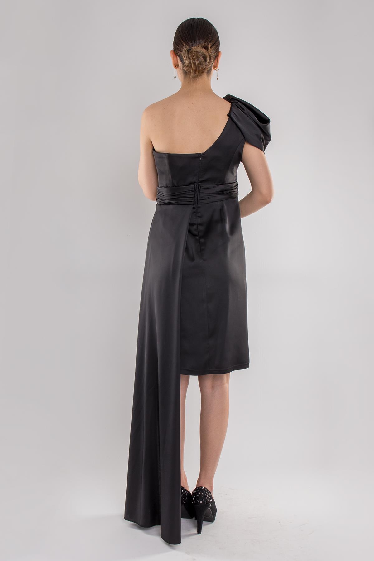 474 Tek Omuz Beli Drape Kuyruklu Kısa Saten Elbise