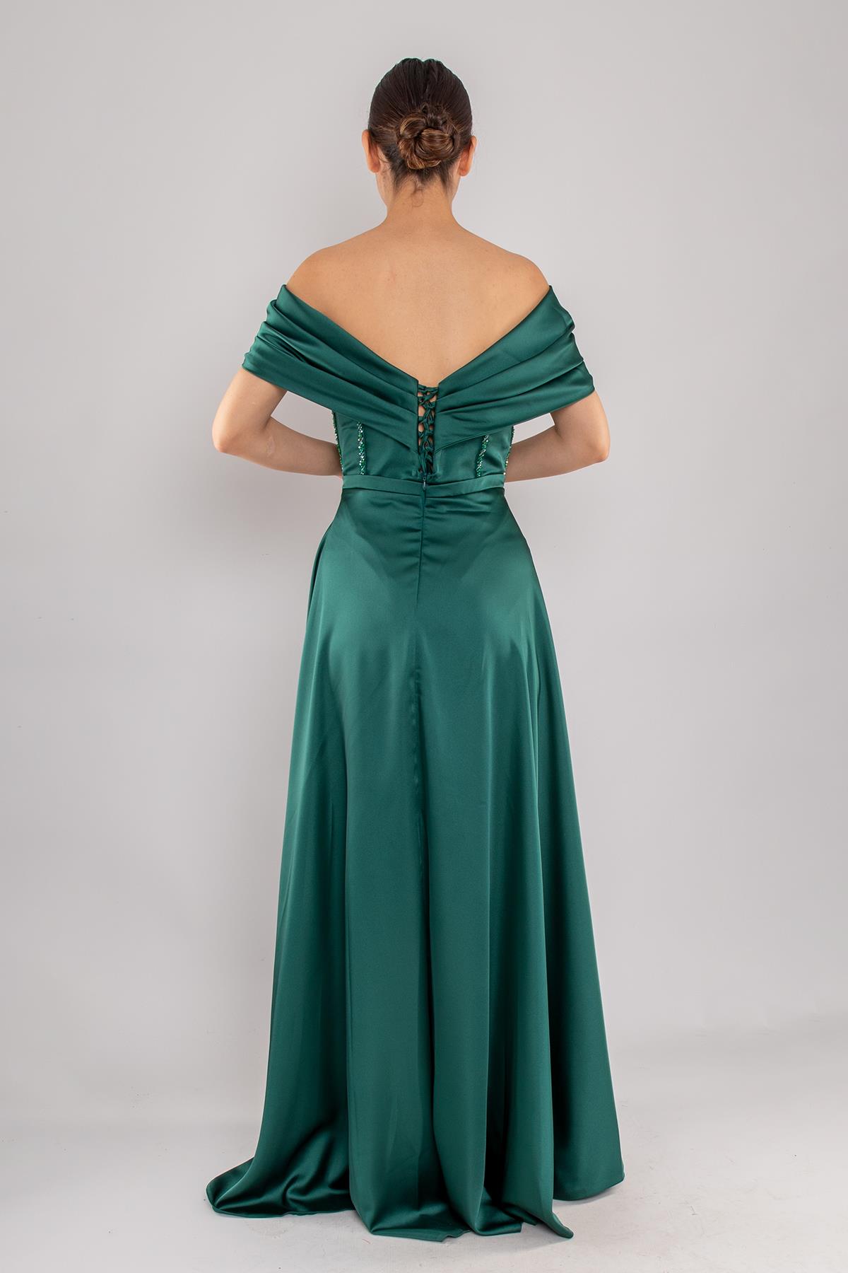 475 Kayık Yaka Detay Sırtı İpli Boncuk İşleme Uzun Saten Elbise