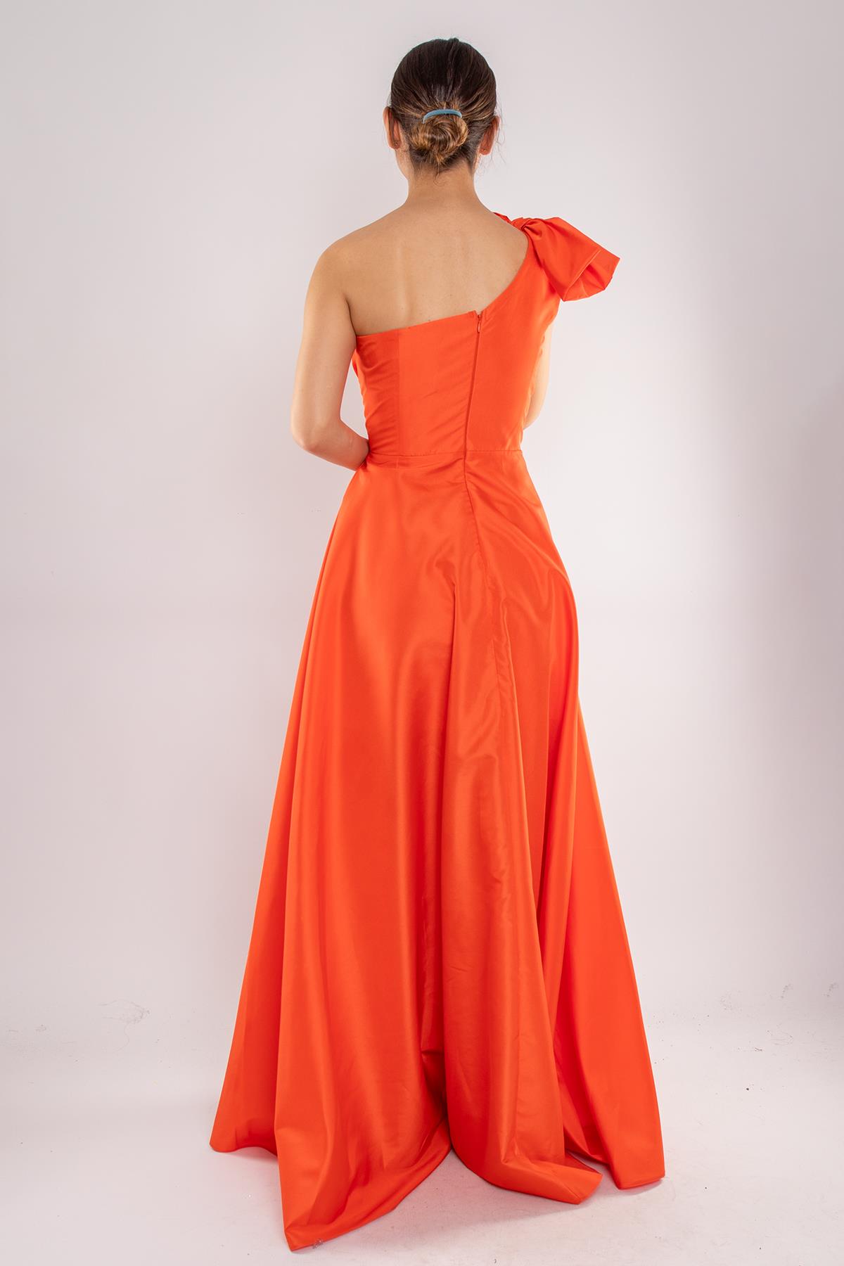 477 Tek Omuz Kloş Etek Tafta Uzun Abiye