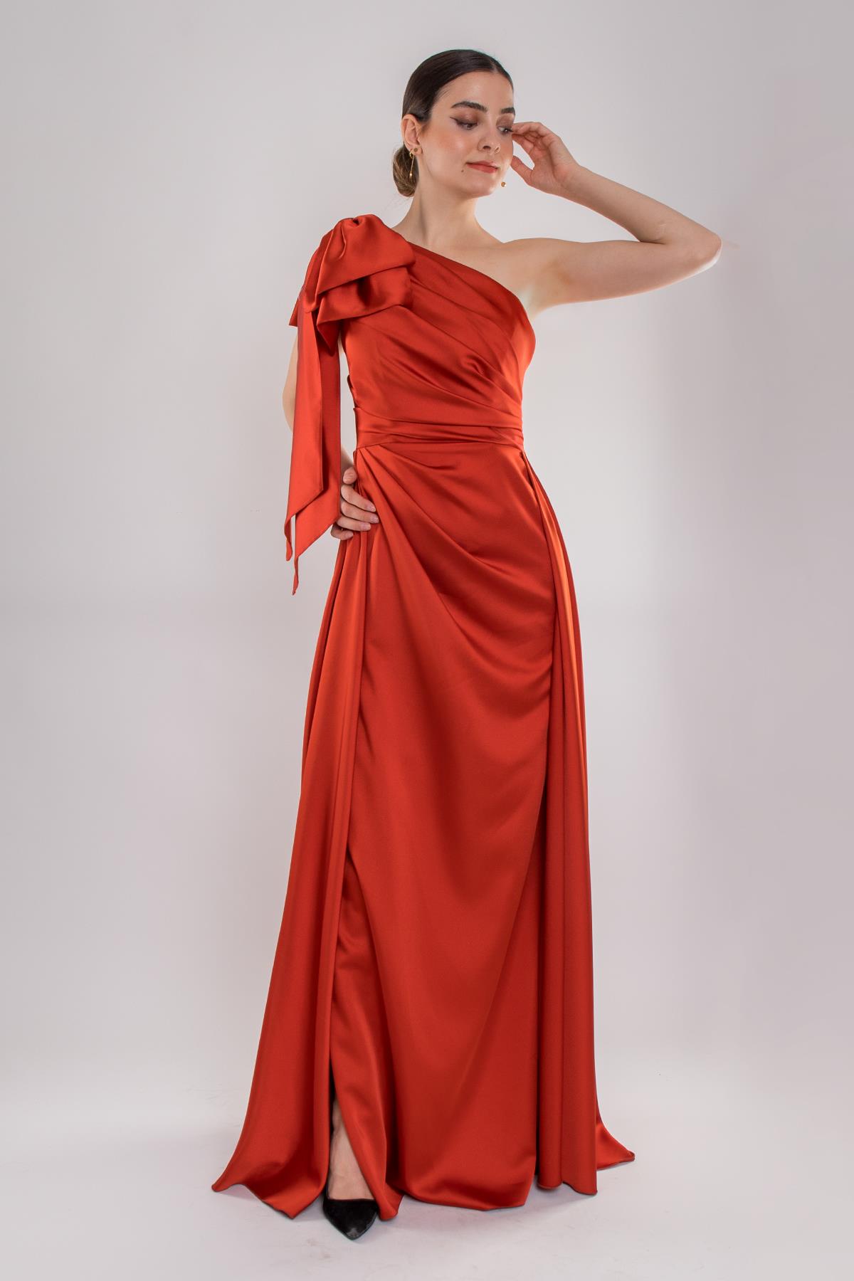 478 Tek Omuz Fiyonk Beli Drape Yırtmaçlı Uzun Saten Elbise