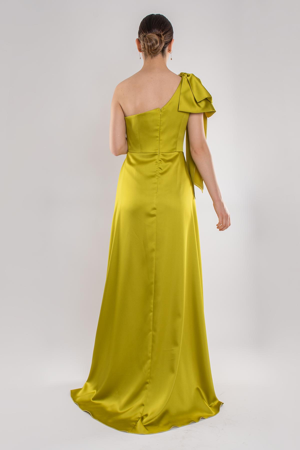 478 Tek Omuz Fiyonk Beli Drape Yırtmaçlı Uzun Saten Elbise