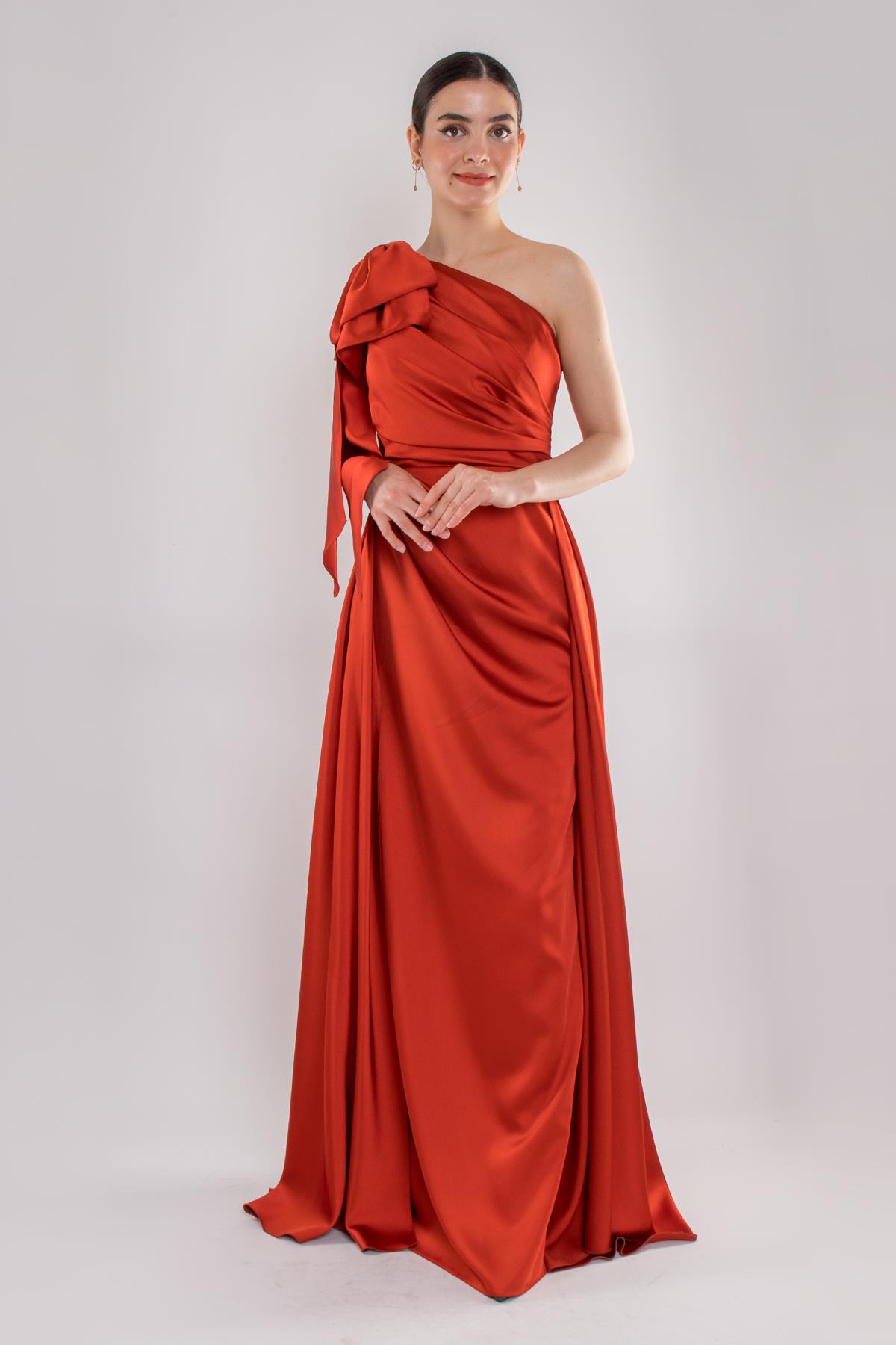 478 Tek Omuz Fiyonk Beli Drape Yırtmaçlı Uzun Saten Elbise