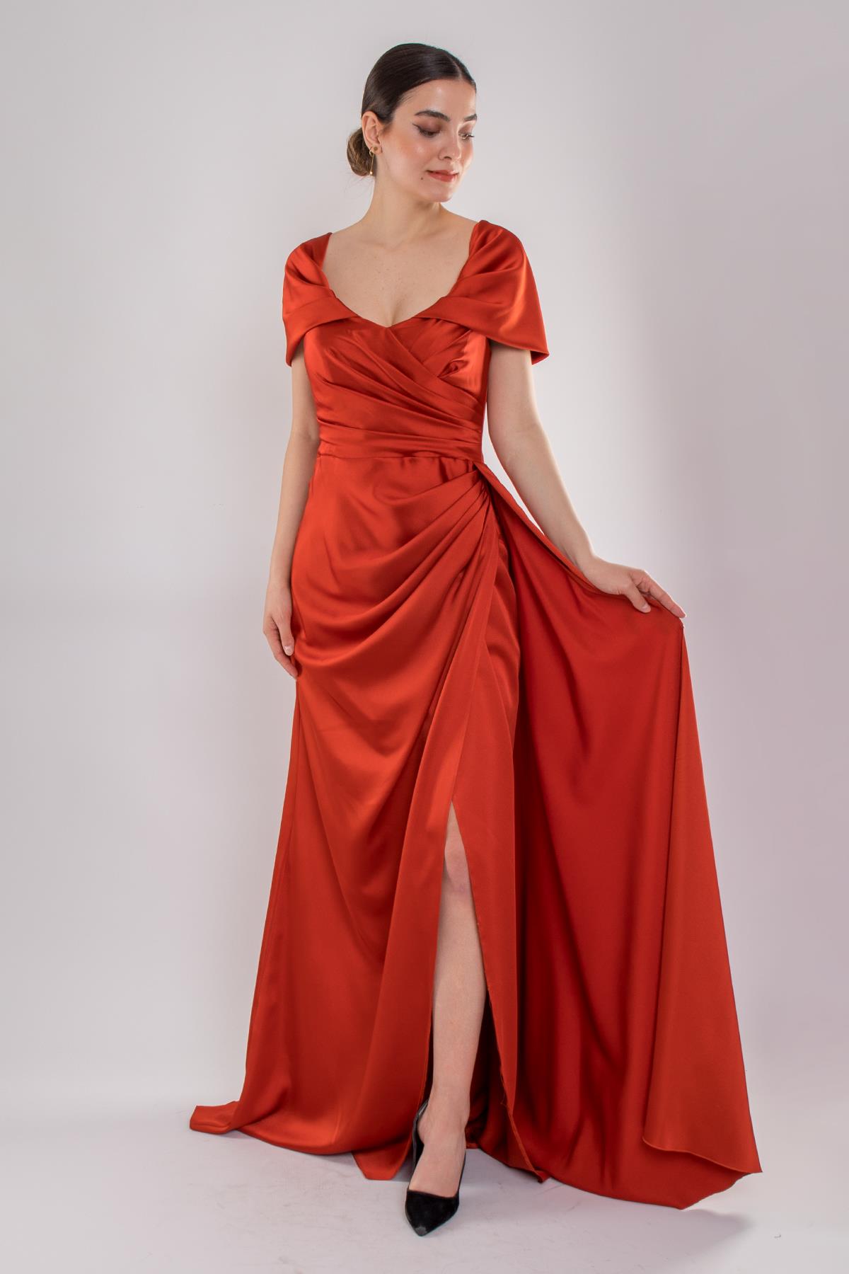 480 Helen Yaka Drapeli Yırtmaçlı Uzun Saten Elbise