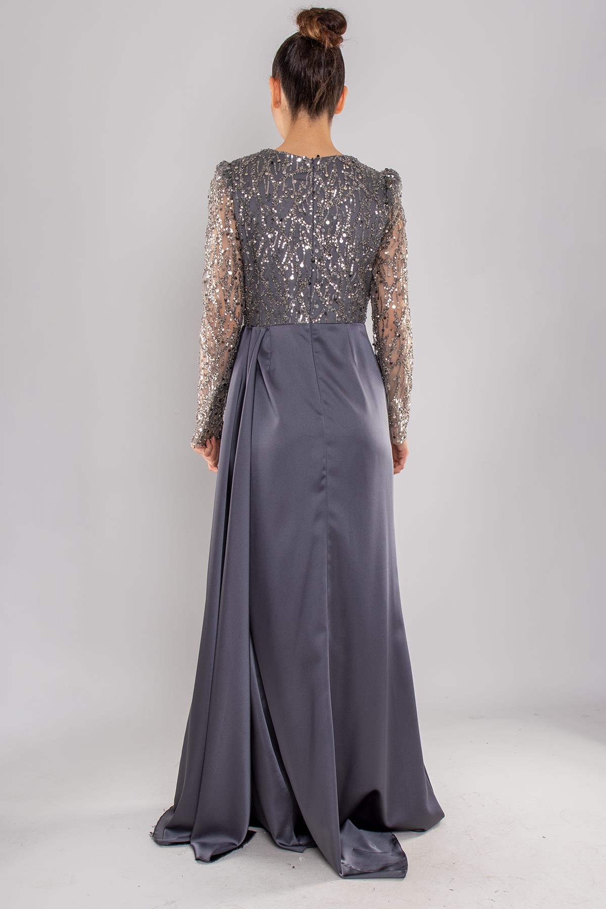 486 Payetli Tül Kol Kruvaze Yaka Drapeli Uzun Saten Elbise