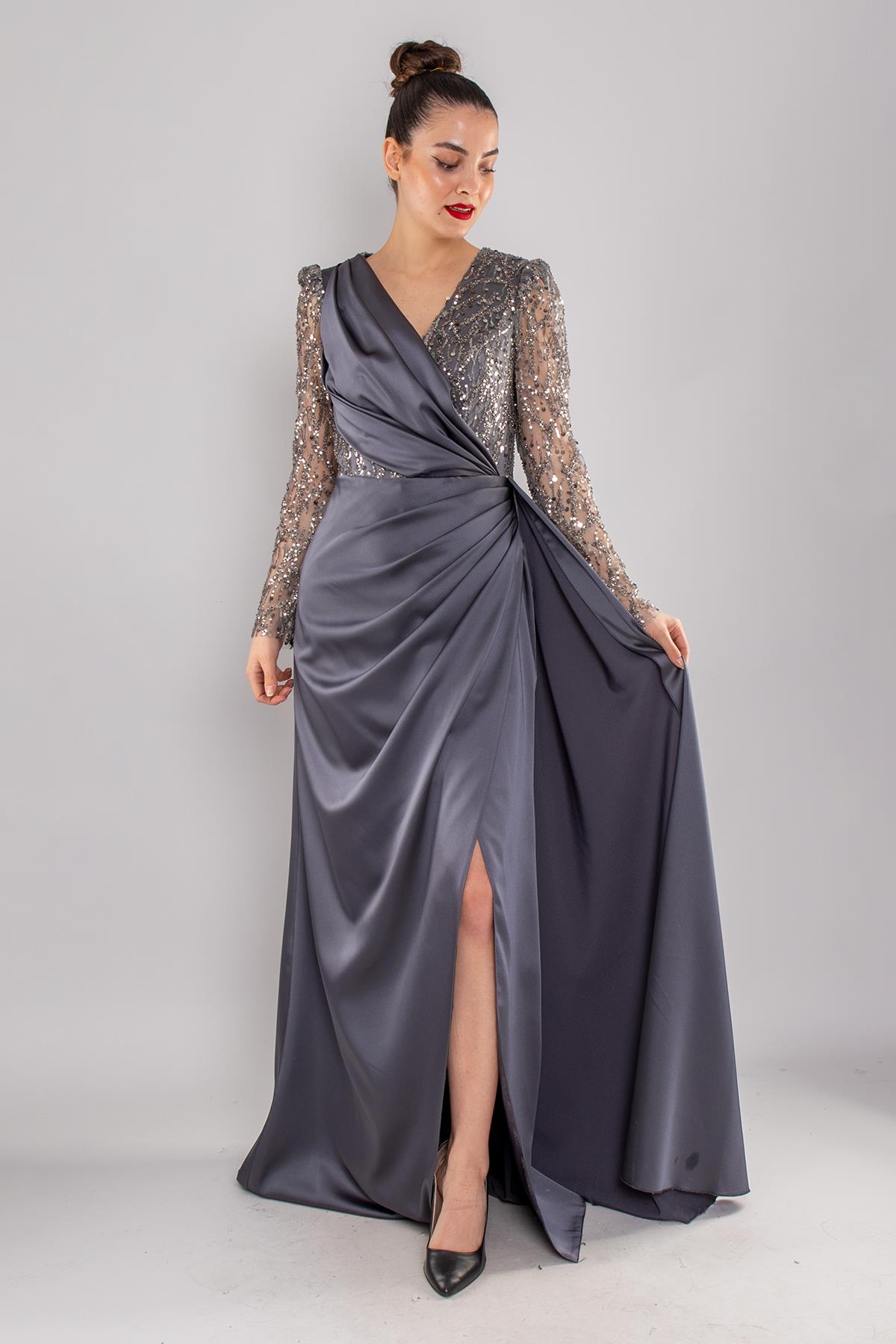 486 Payetli Tül Kol Kruvaze Yaka Drapeli Uzun Saten Elbise