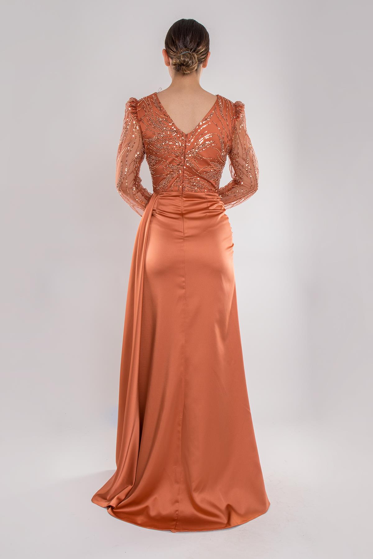 486 Payetli Tül Kol Kruvaze Yaka Drapeli Uzun Saten Elbise