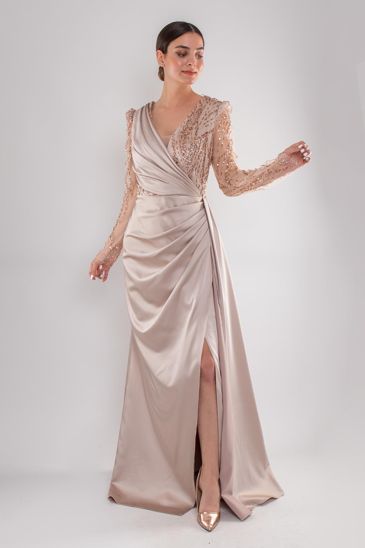 486 Payetli Tül Kol Kruvaze Yaka Drapeli Uzun Saten Elbise