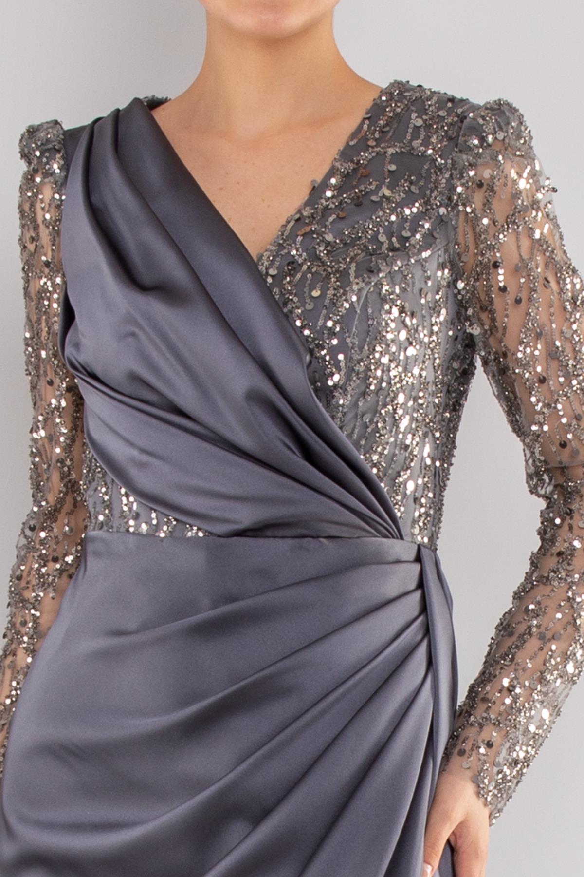 486 Payetli Tül Kol Kruvaze Yaka Drapeli Uzun Saten Elbise