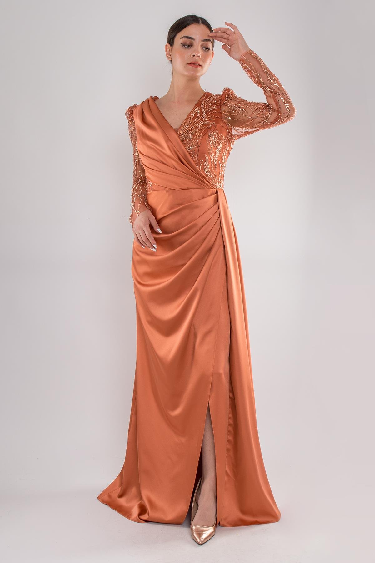 486 Payetli Tül Kol Kruvaze Yaka Drapeli Uzun Saten Elbise