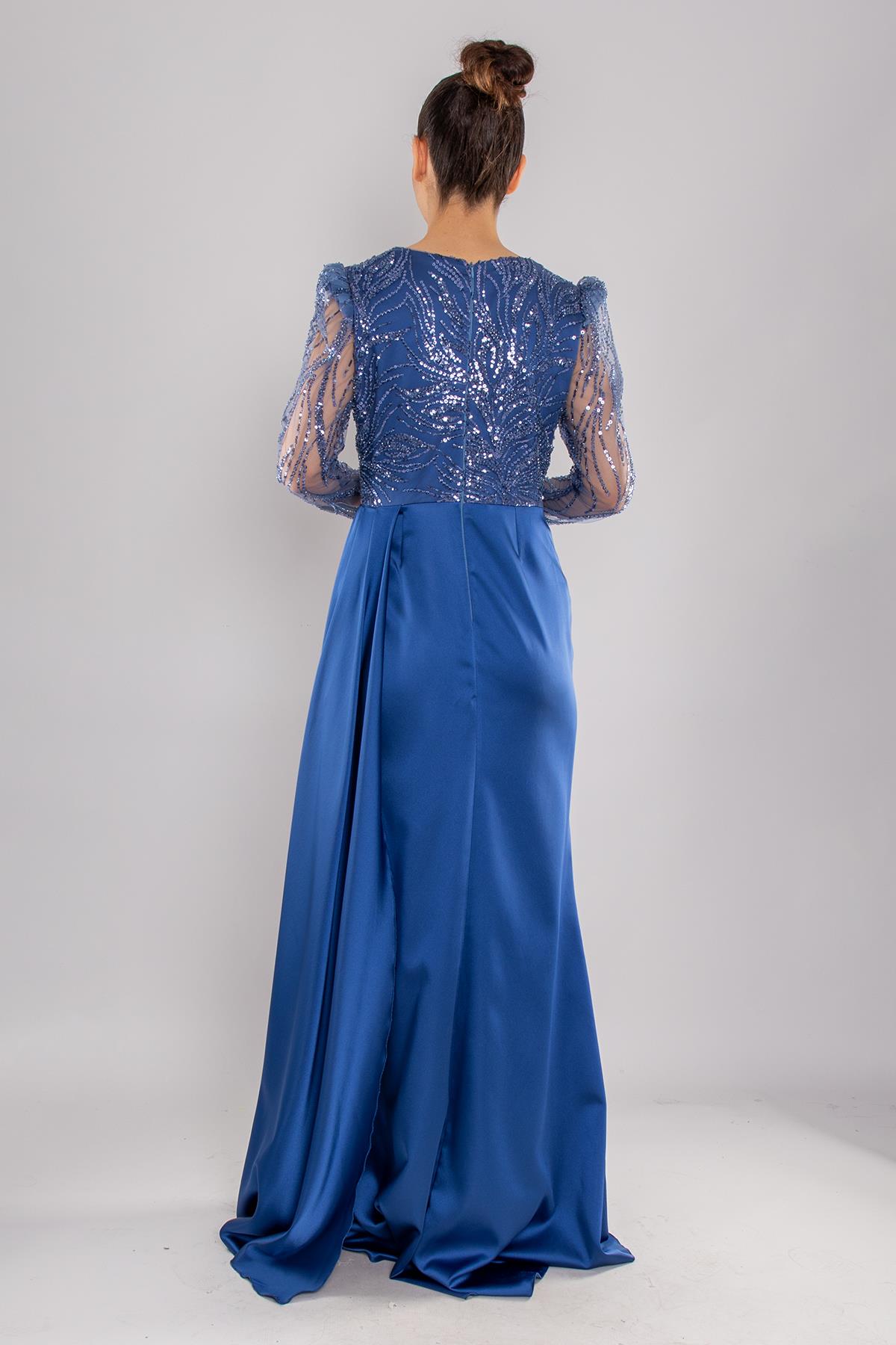 486 Payetli Tül Kol Kruvaze Yaka Drapeli Uzun Saten Elbise