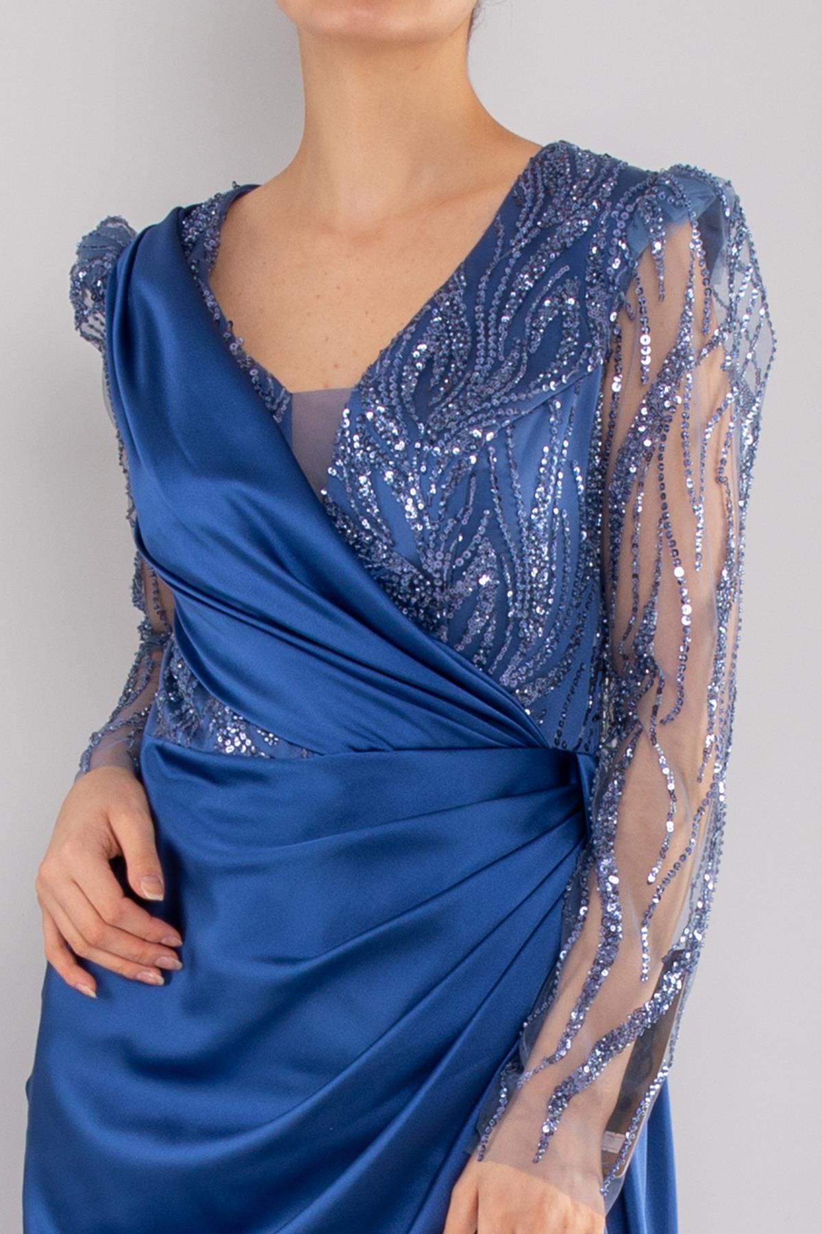 486 Payetli Tül Kol Kruvaze Yaka Drapeli Uzun Saten Elbise