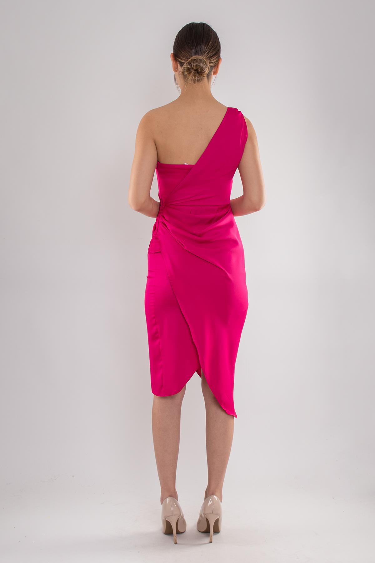 5011 Tek Omuz Tokalı Midiboy Saten Elbise