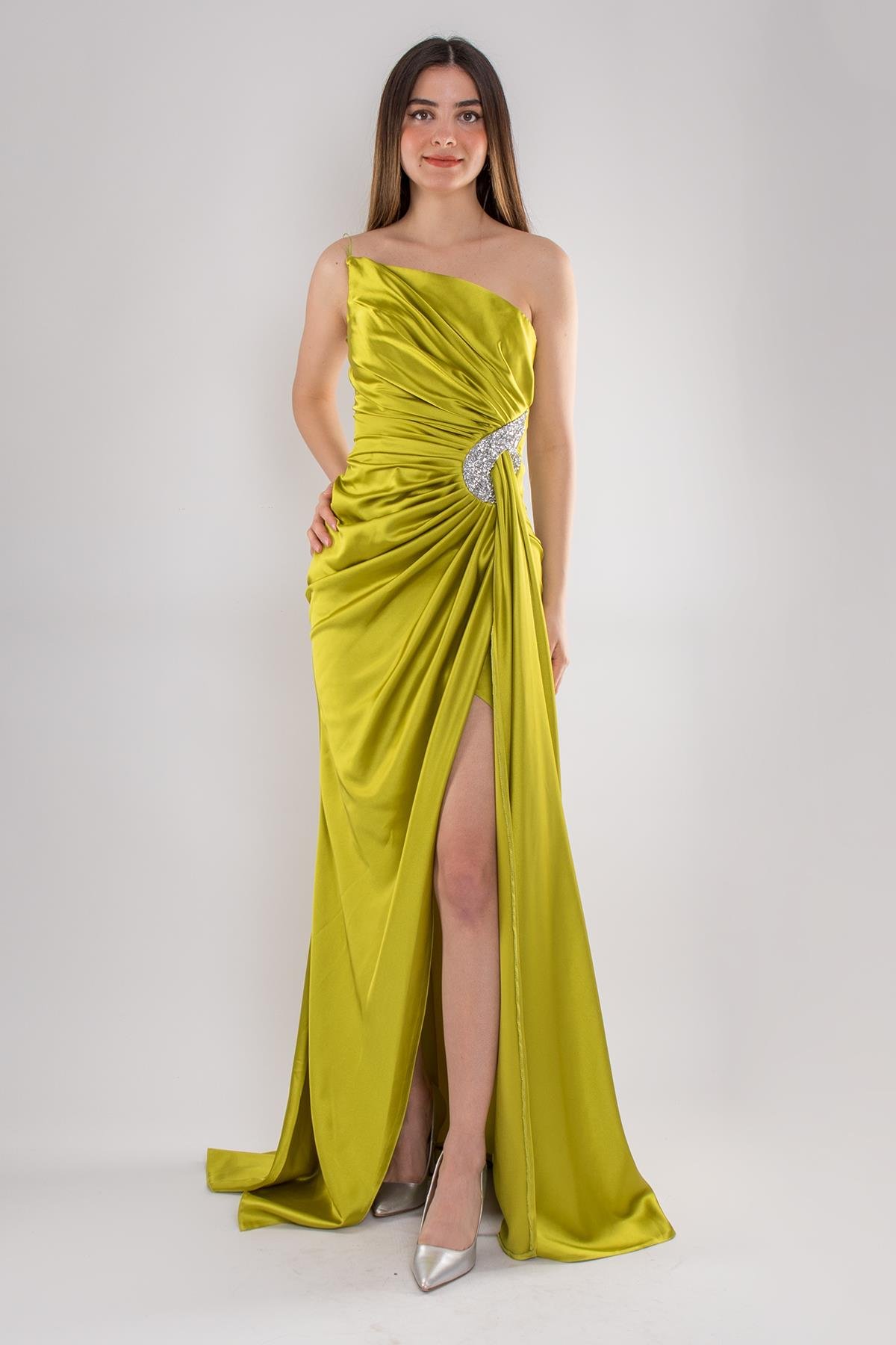 5029 Tek Omuz Beli Drape Taş Detay Uzun Saten Elbise
