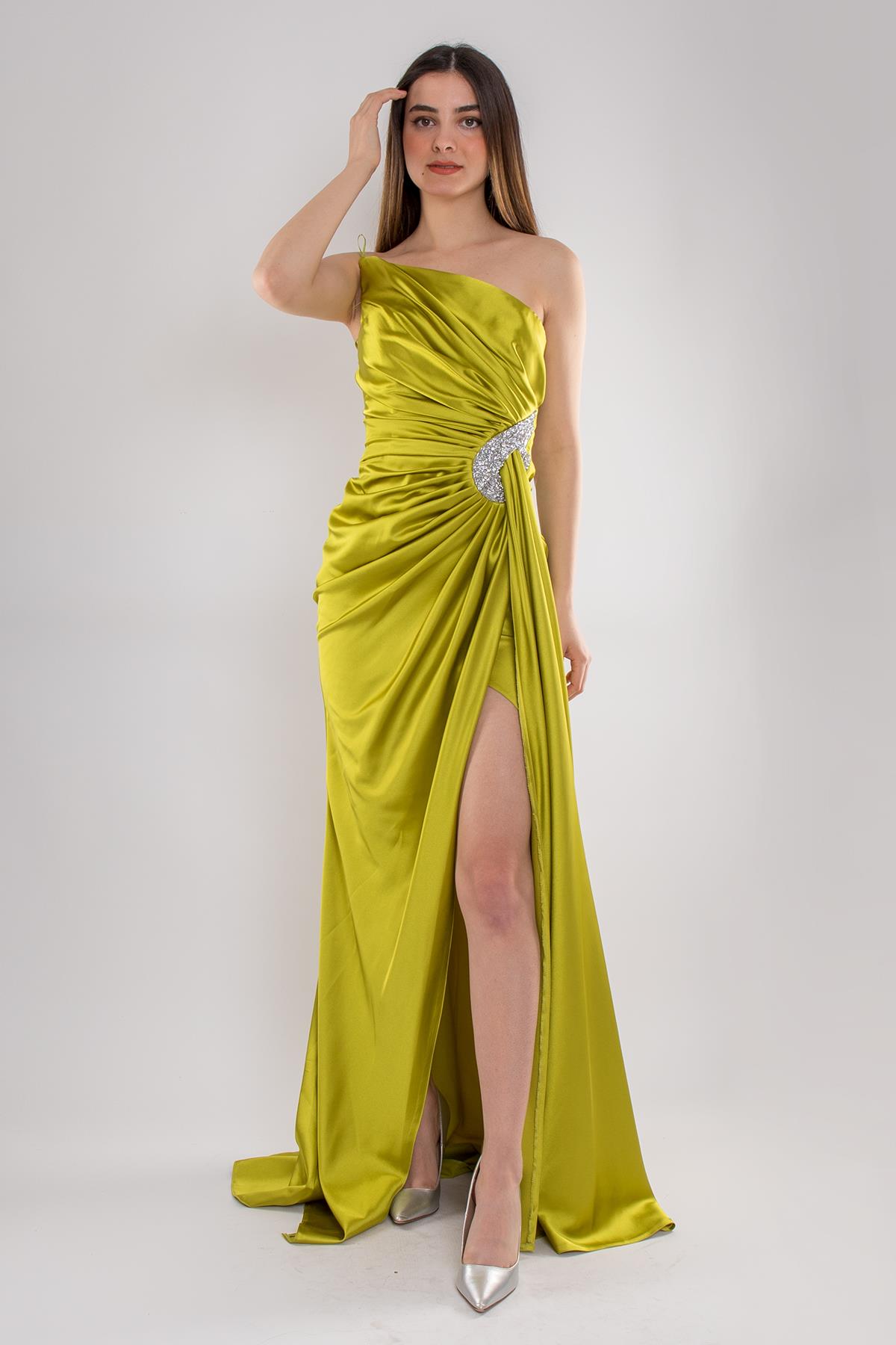 5029 Tek Omuz Beli Drape Taş Detay Uzun Saten Elbise