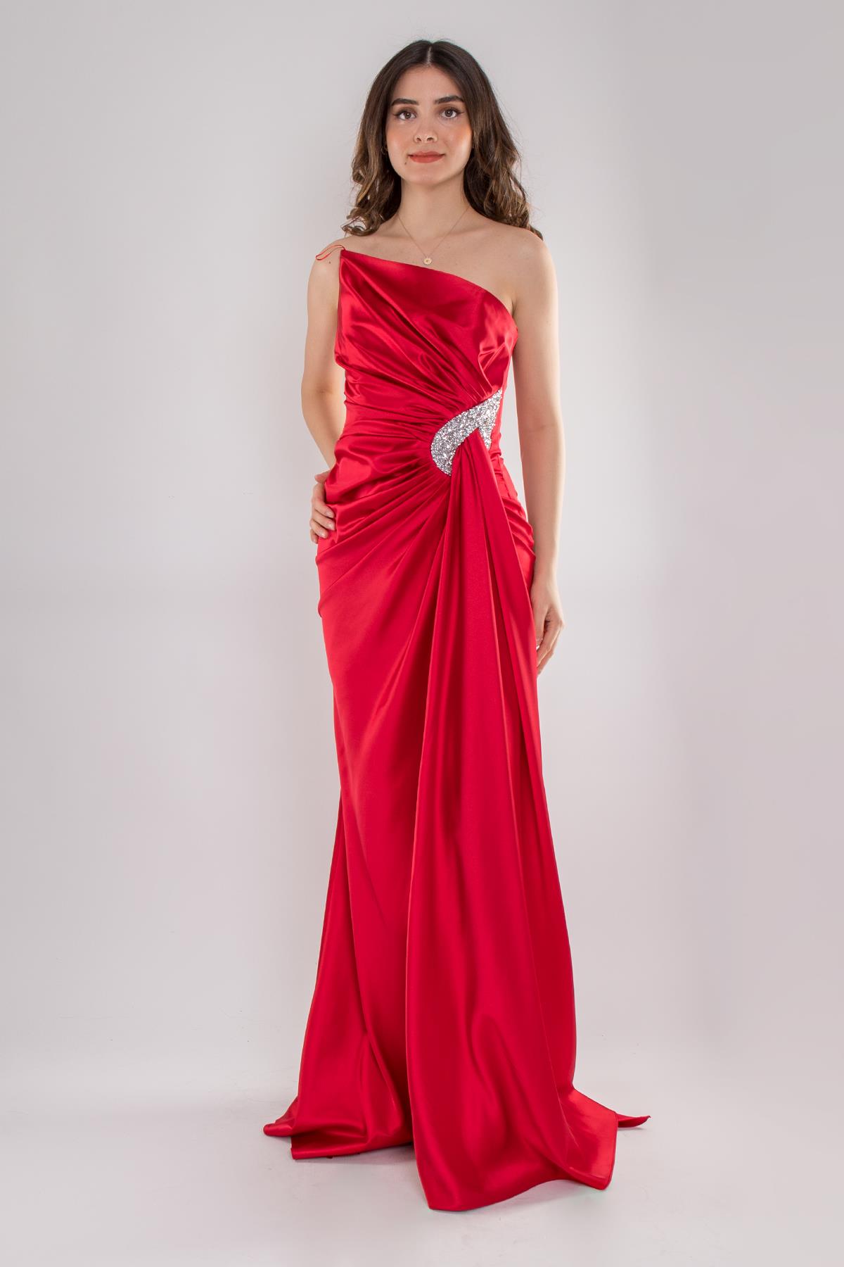 5029 Tek Omuz Beli Drape Taş Detay Uzun Saten Elbise