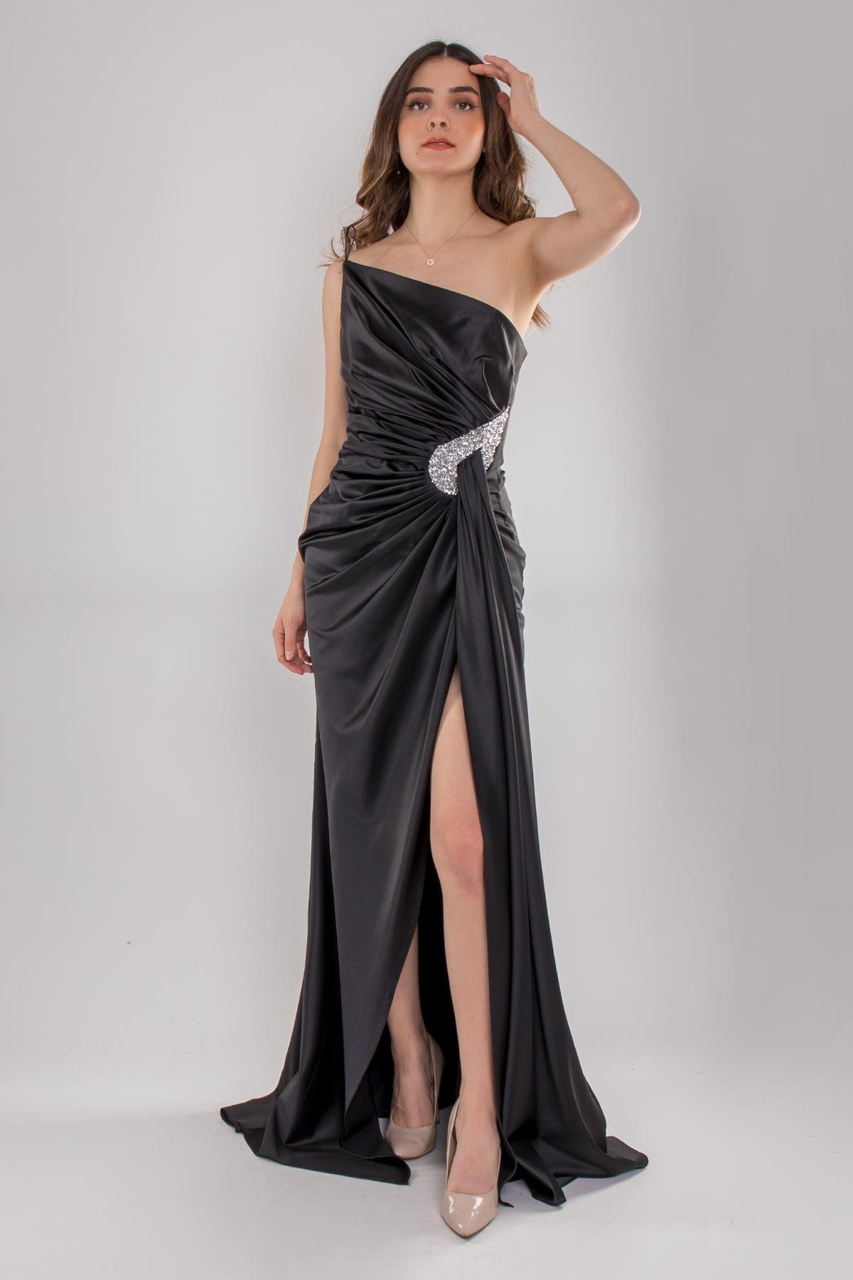 5029 Tek Omuz Beli Drape Taş Detay Uzun Saten Elbise