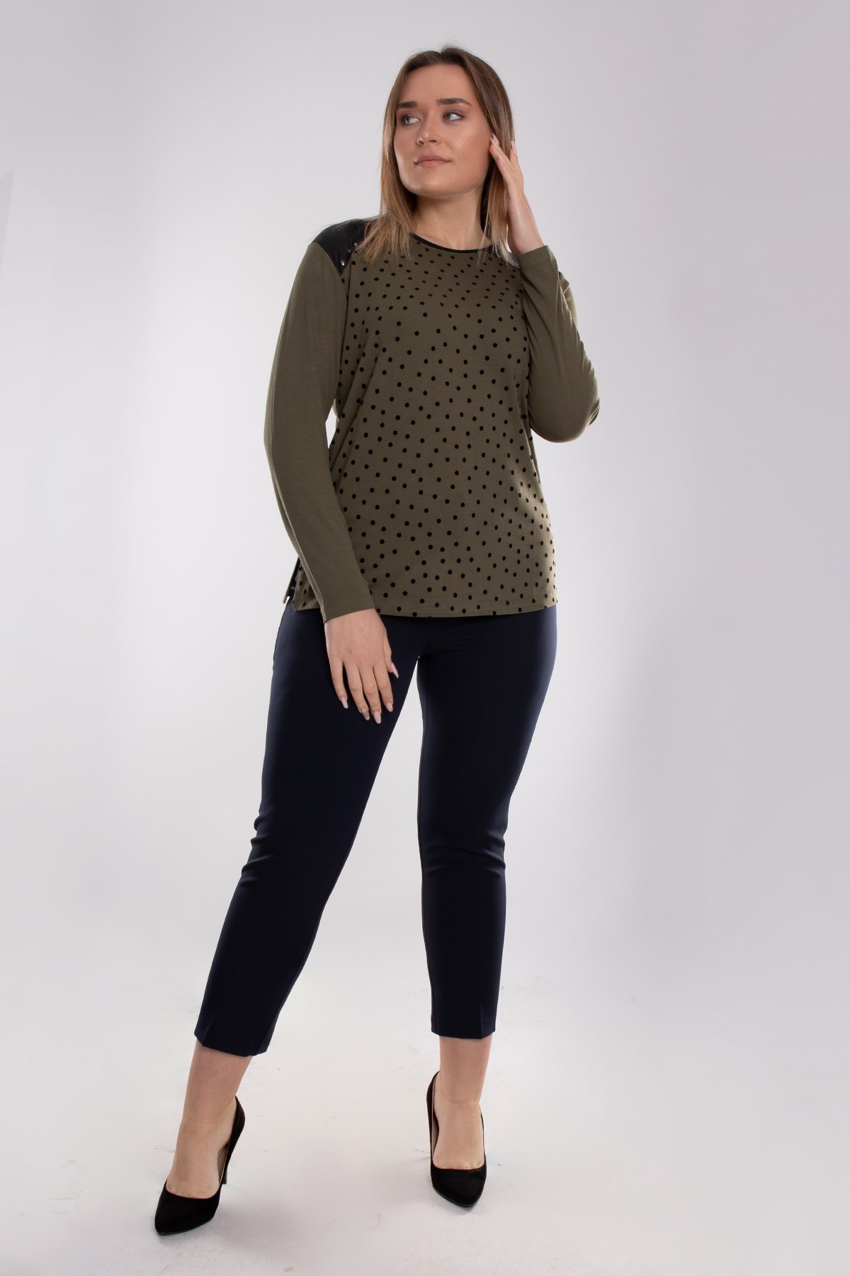 5037 Büyük Beden Omuz Deri ve Zımbalı Kadife Puantiyeli Viscon Kadın Bluz