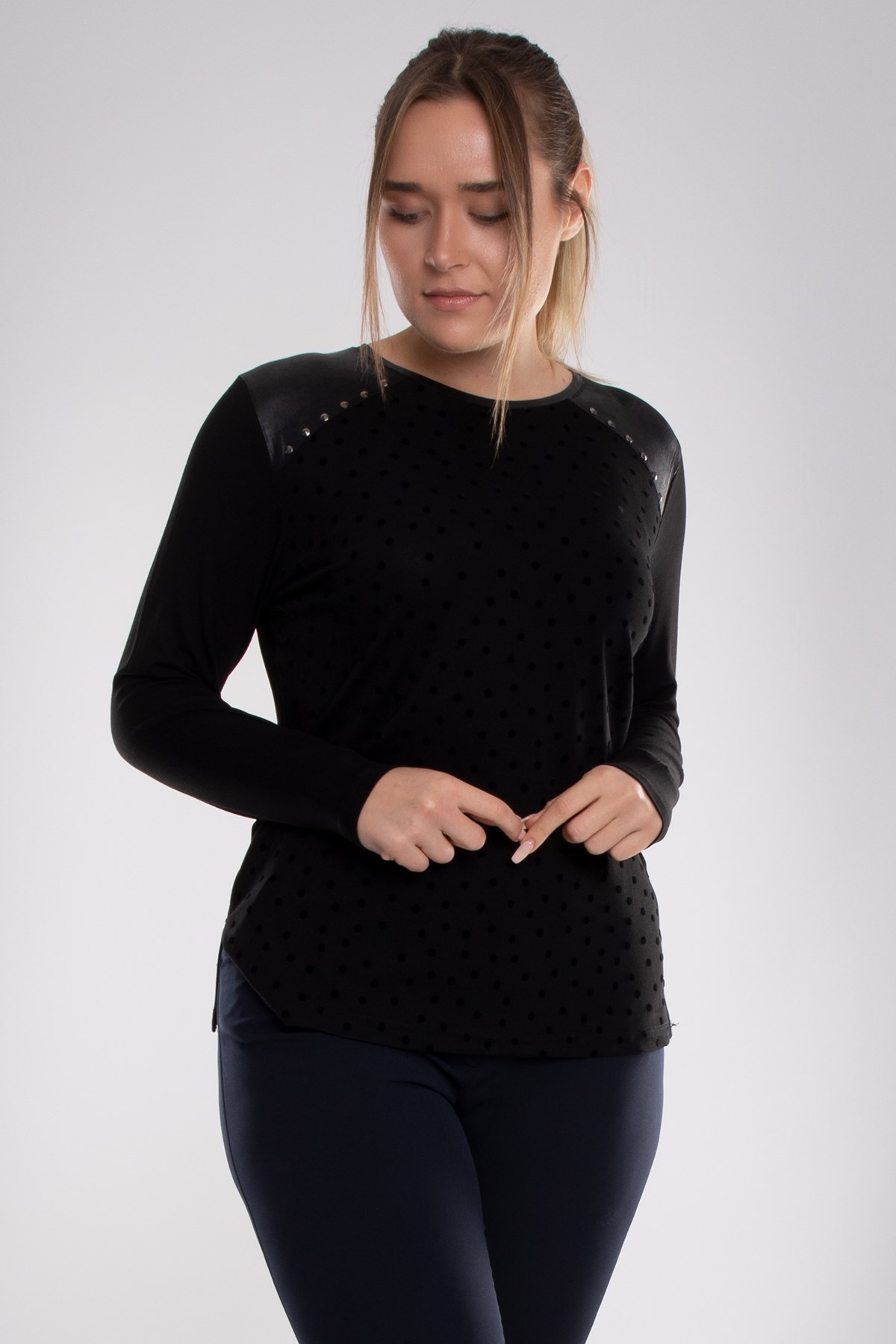 5037 Büyük Beden Omuz Deri ve Zımbalı Kadife Puantiyeli Viscon Kadın Bluz