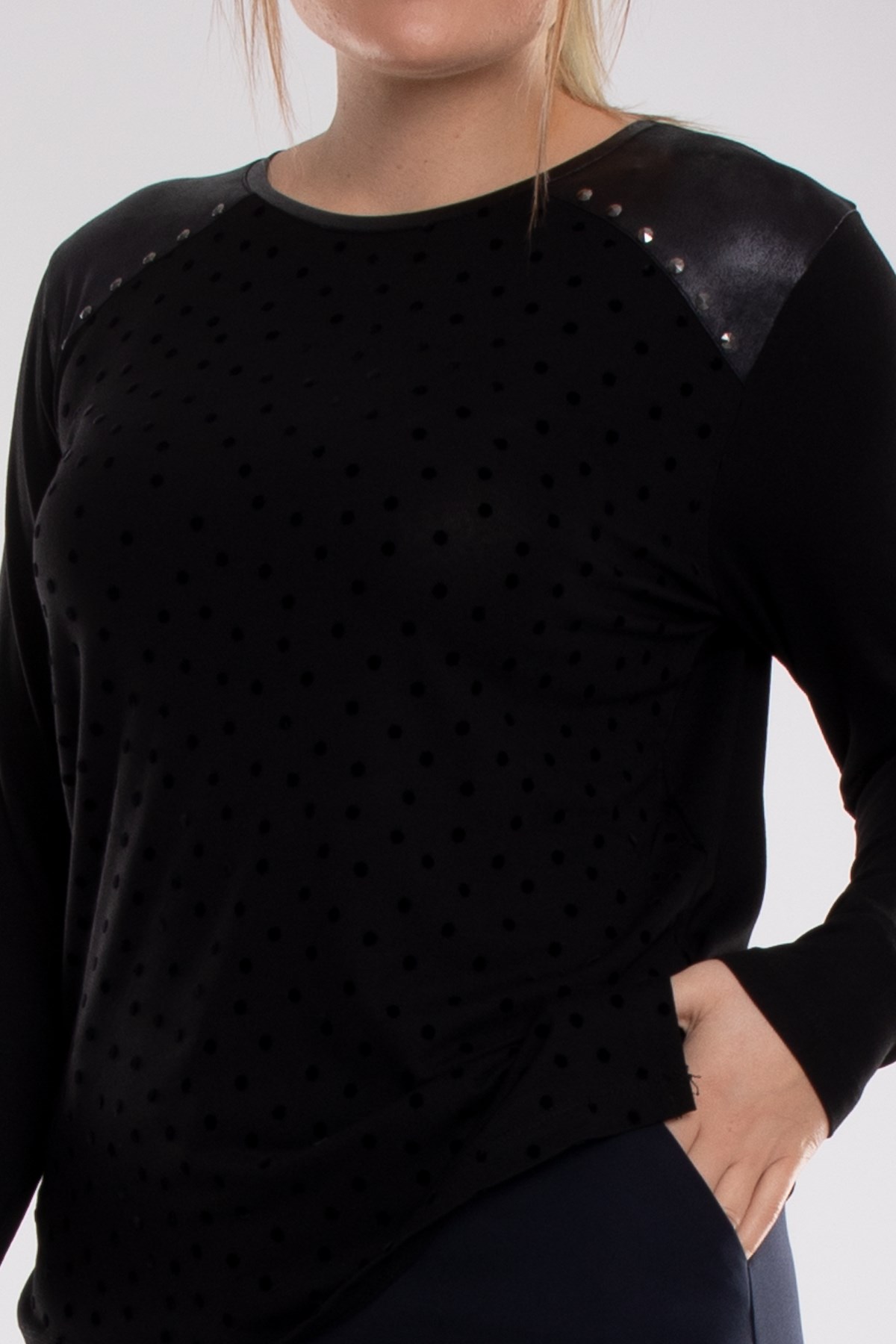 5037 Büyük Beden Omuz Deri ve Zımbalı Kadife Puantiyeli Viscon Kadın Bluz