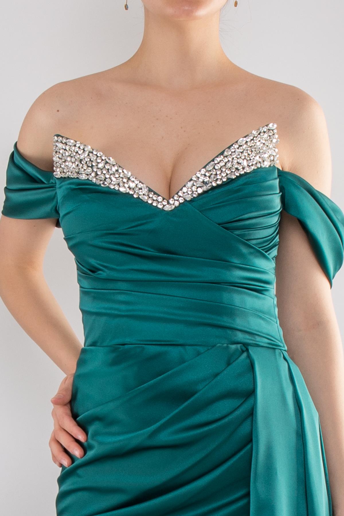 5107 Dik Yaka Göğüs Taşlı Drapeli Uzun Saten Elbise