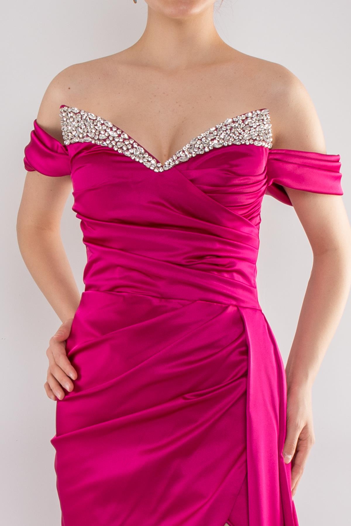 5107 Dik Yaka Göğüs Taşlı Drapeli Uzun Saten Elbise