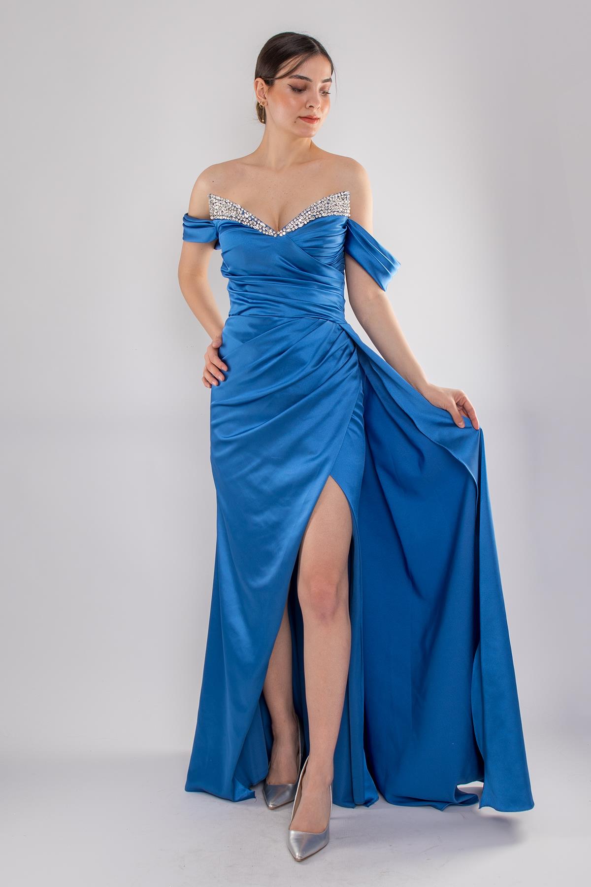 5107 Dik Yaka Göğüs Taşlı Drapeli Uzun Saten Elbise
