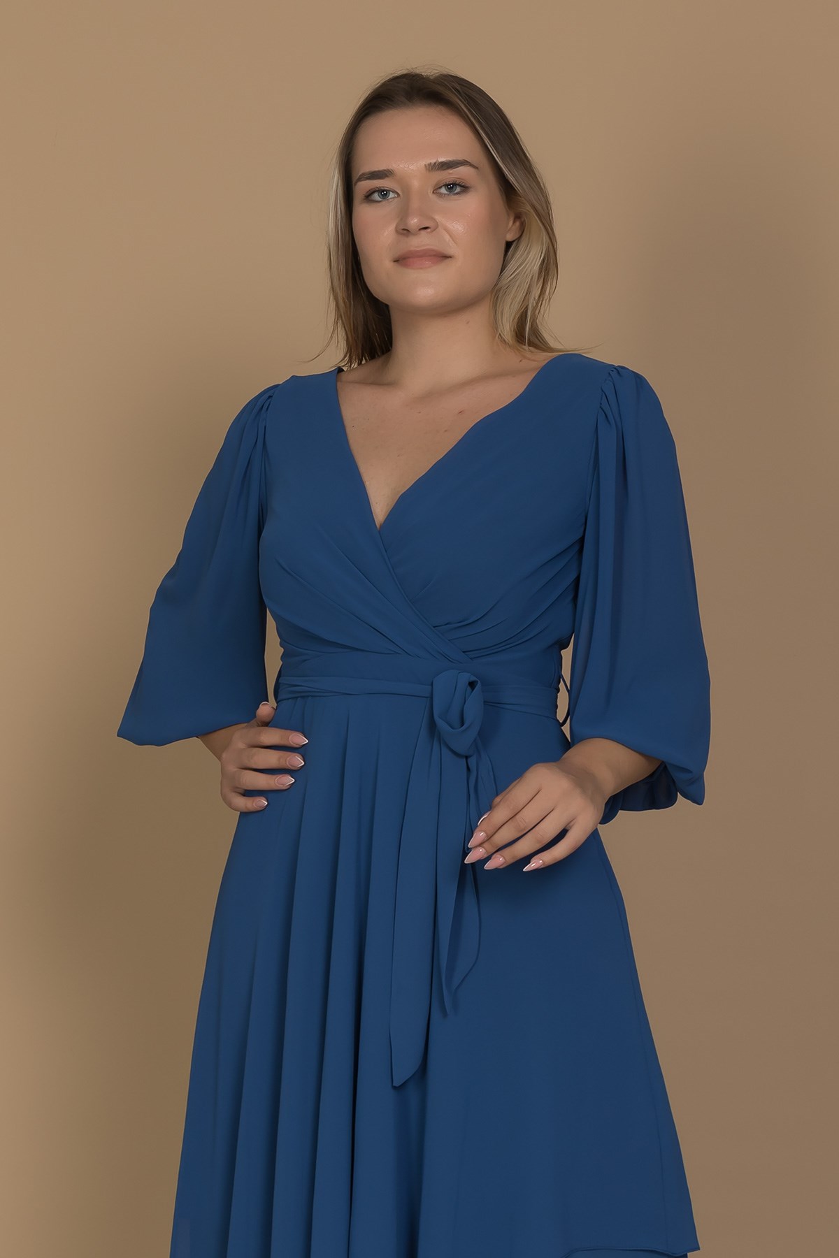 610901 Eteği Asimetrik Balon Kol Vyaka Kuşaklı Şifon Büyük Beden Kısa Elbise