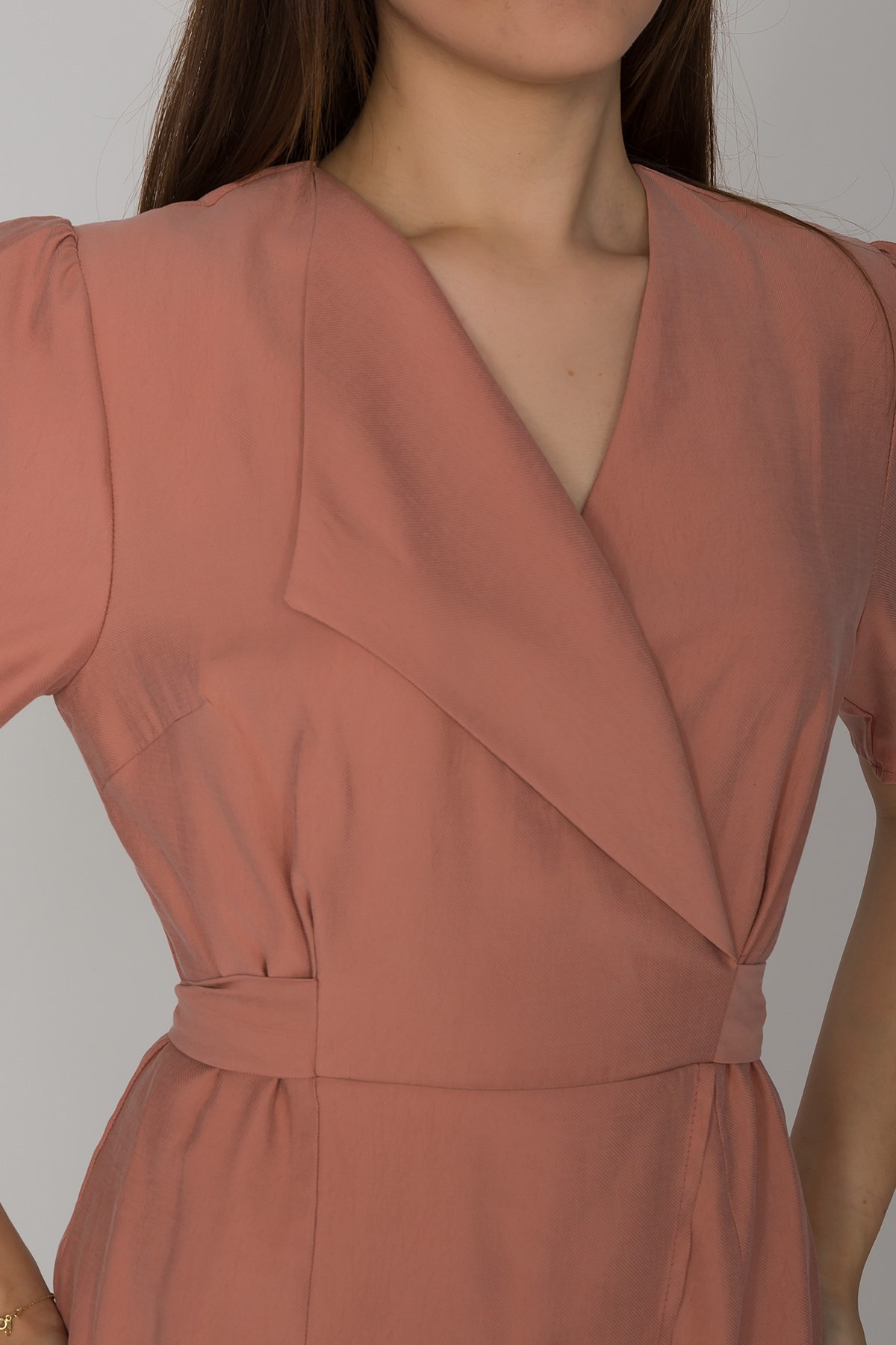 61621 Kruvaze Yaka Kuşaklı Yırtmaçlı Tencel Keten Kısa Kol Elbise