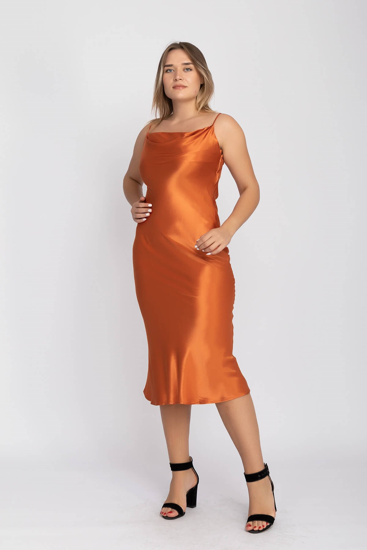 61631 Şalyaka Saten İpAskılı Uzun Elbise