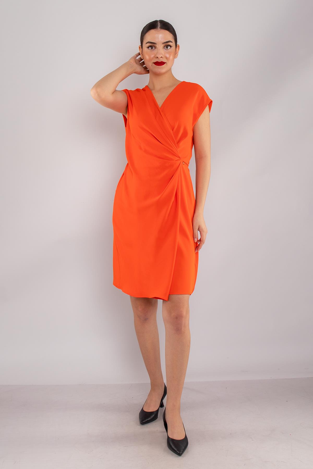 61875 Beli Lastikli Yandan Broşlu Kısa Saten Elbise