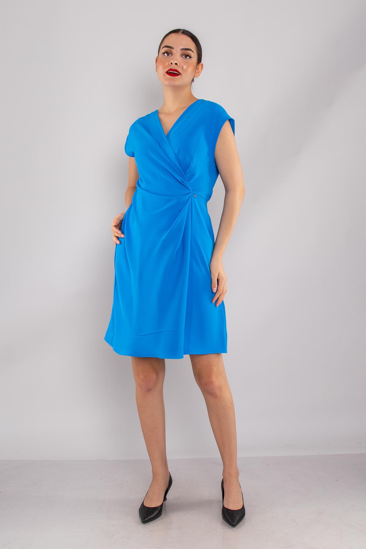 61875 Beli Lastikli Yandan Broşlu Kısa Saten Elbise