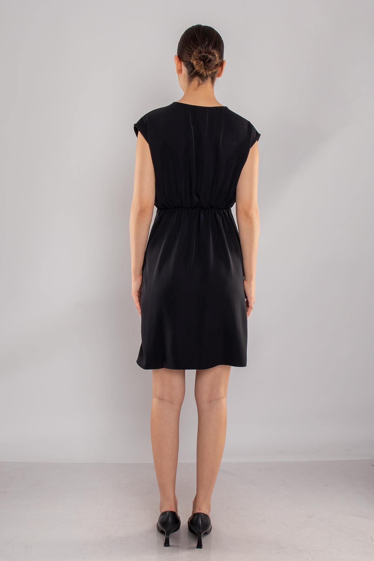 61875 Beli Lastikli Yandan Broşlu Kısa Saten Elbise