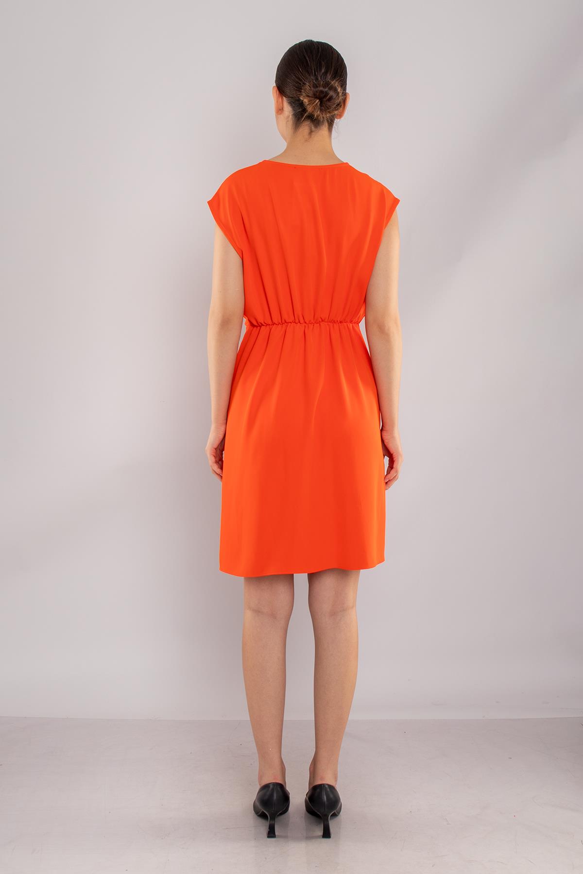 61875 Beli Lastikli Yandan Broşlu Kısa Saten Elbise