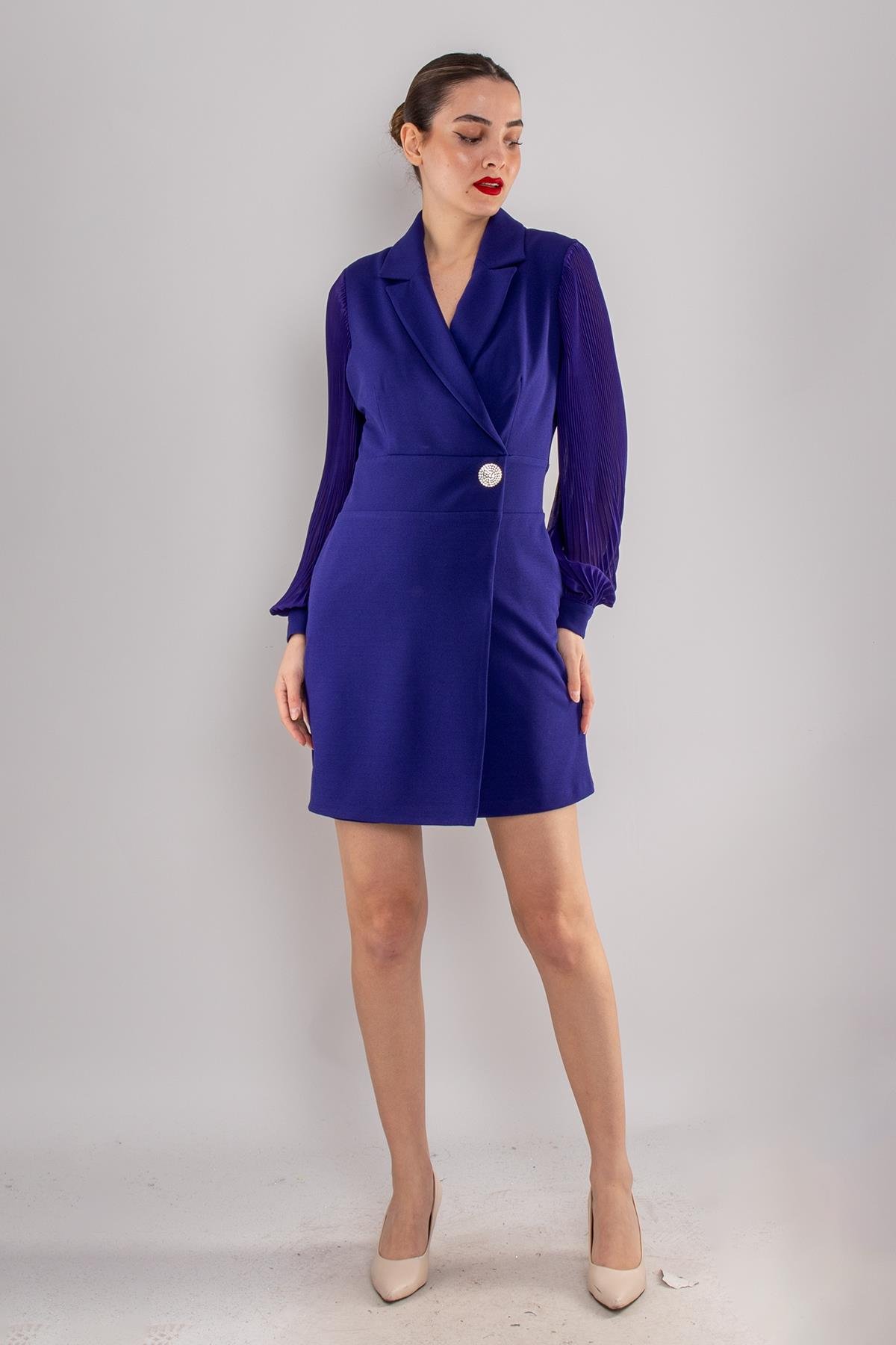 61891 Pilise Kol Kruvaze Yaka Broş Detay Kapaklı Kısa Krep Elbise