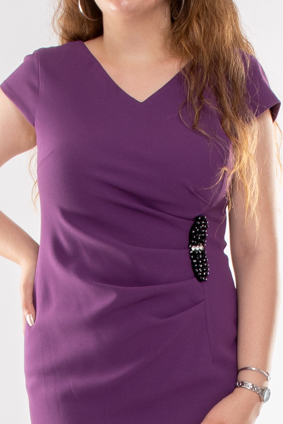 7039 Büyük Beden Drapeli Yandan Broşlu Krep Kısa Elbise