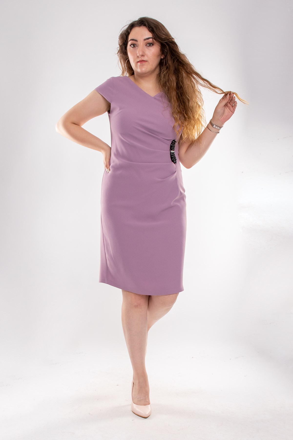 7039 Büyük Beden Drapeli Yandan Broşlu Krep Kısa Elbise