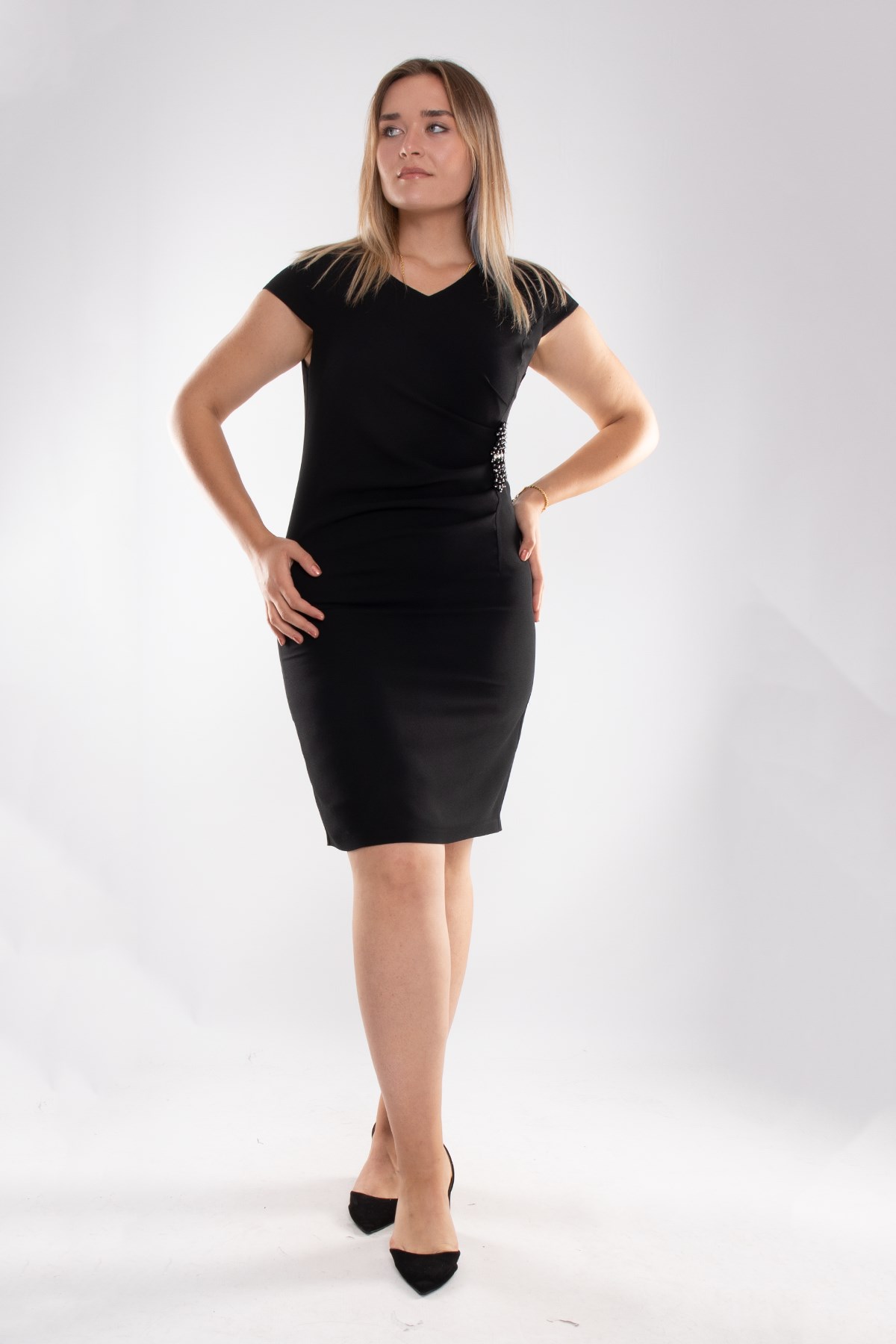 7039 Büyük Beden Drapeli Yandan Broşlu Krep Kısa Elbise