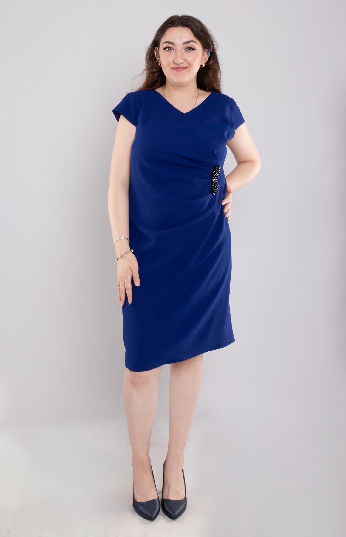 7039(101) Büyük Beden Drapeli Yandan Broşlu Krep Kısa Elbise