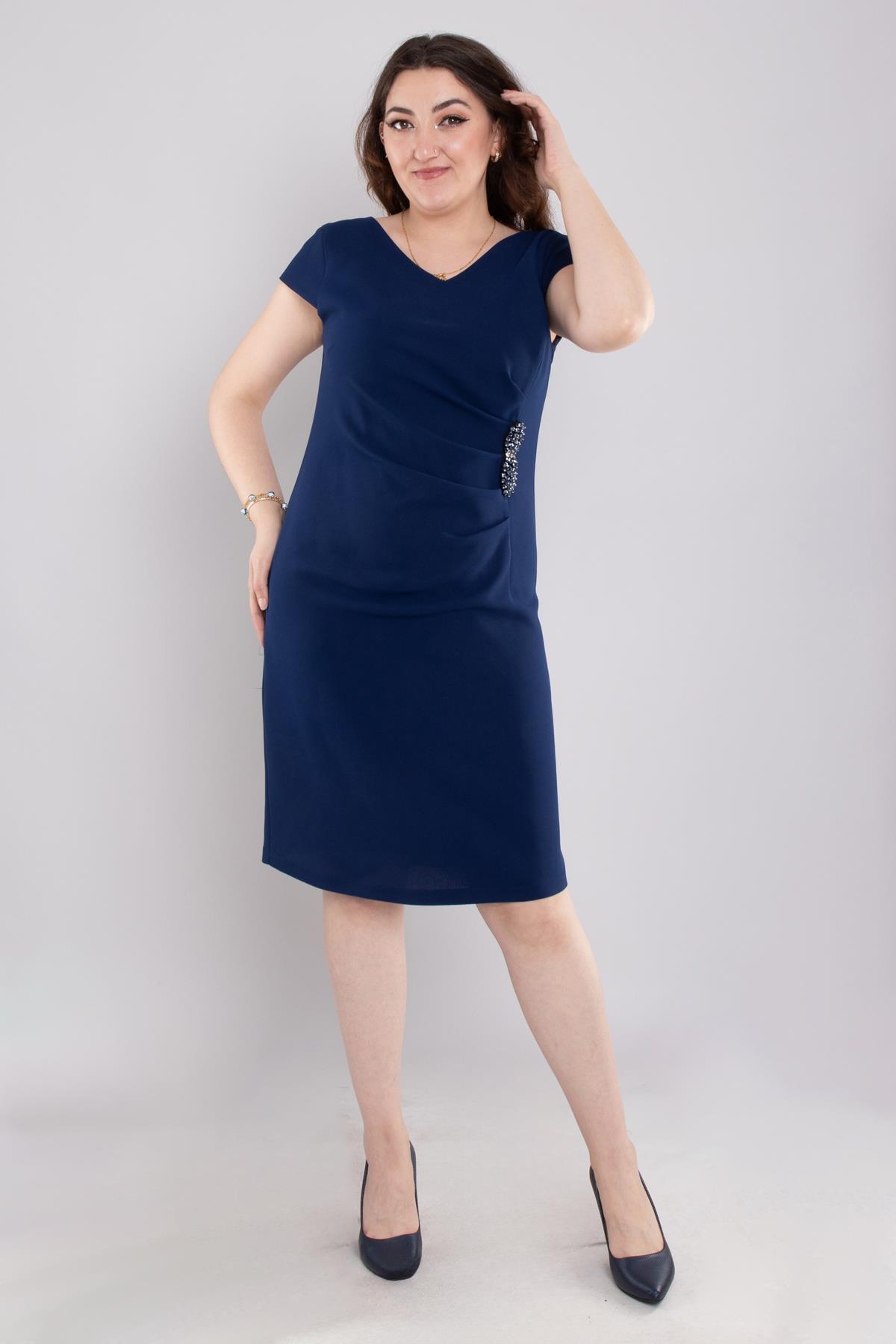 7039(101) Büyük Beden Drapeli Yandan Broşlu Krep Kısa Elbise