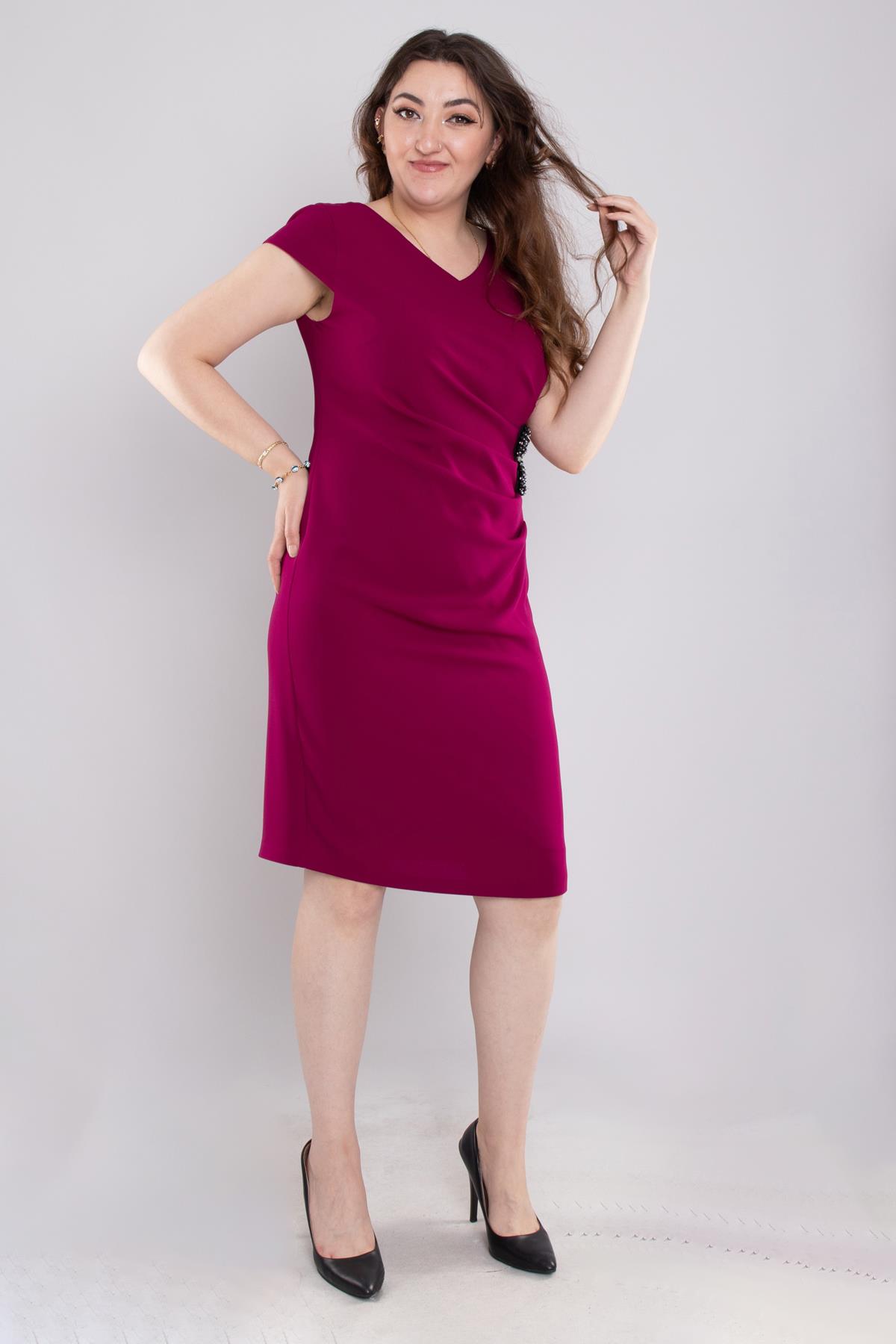 7039(101) Büyük Beden Drapeli Yandan Broşlu Krep Kısa Elbise