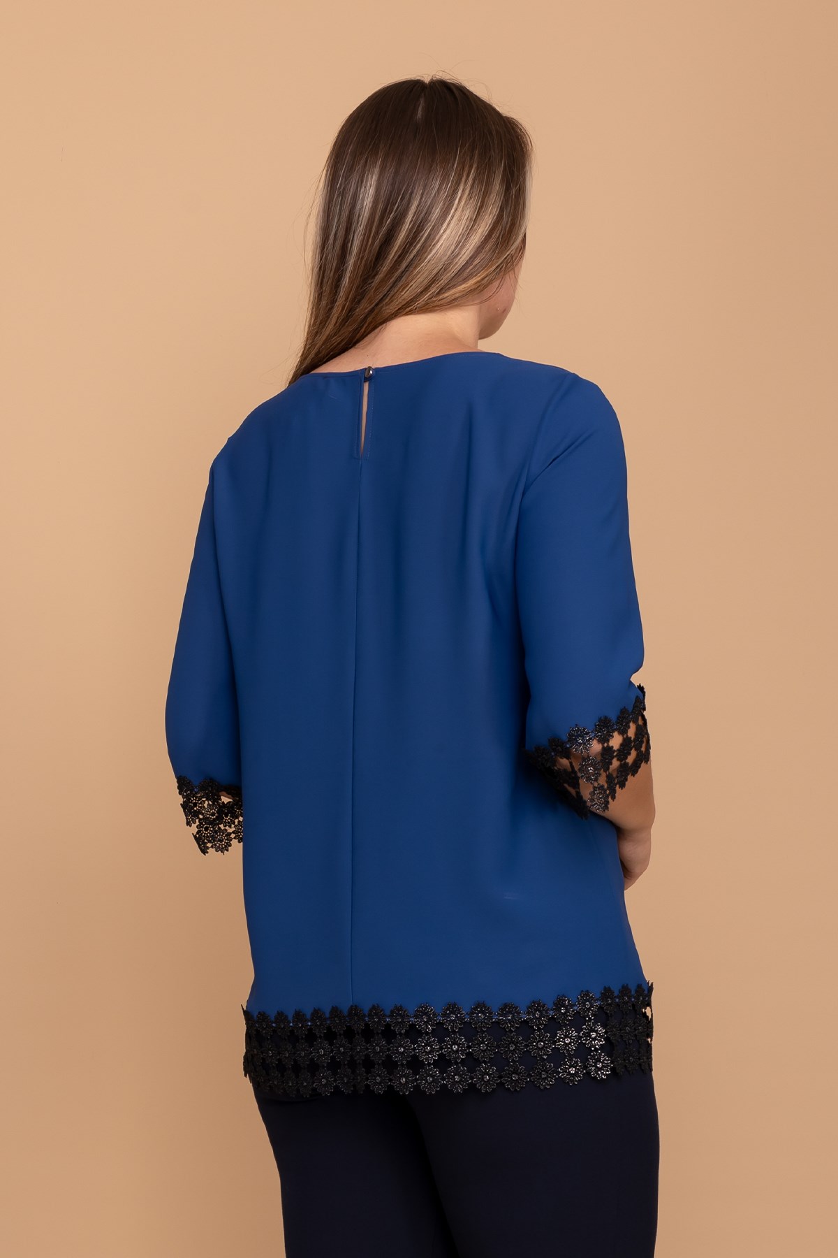 7041 Kolu ve Etek Ucu Papatya Güpür Büyük Beden Bluz