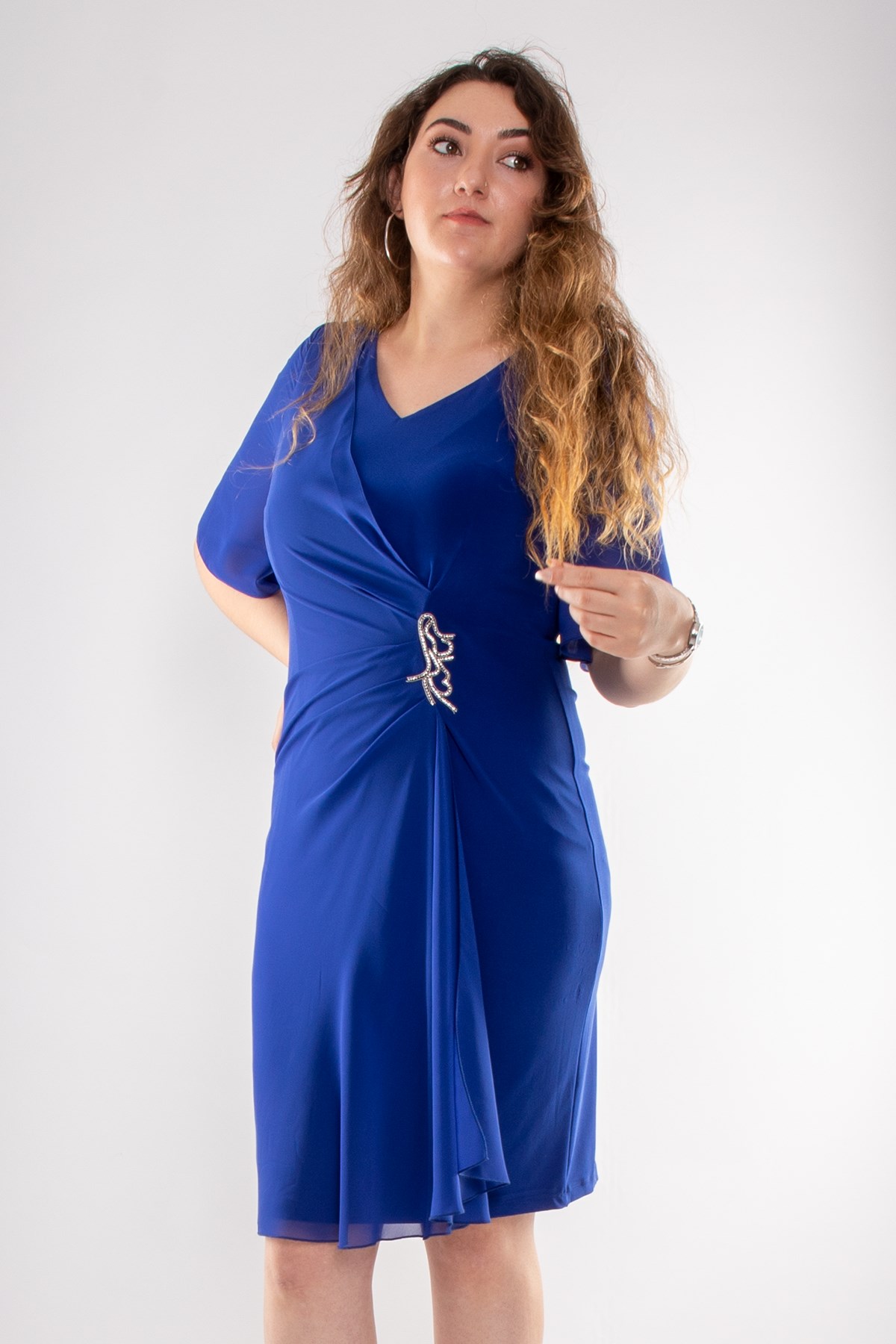 7052 Büyük Beden Yandan Broşlu Krep Şifon Kısa Elbise