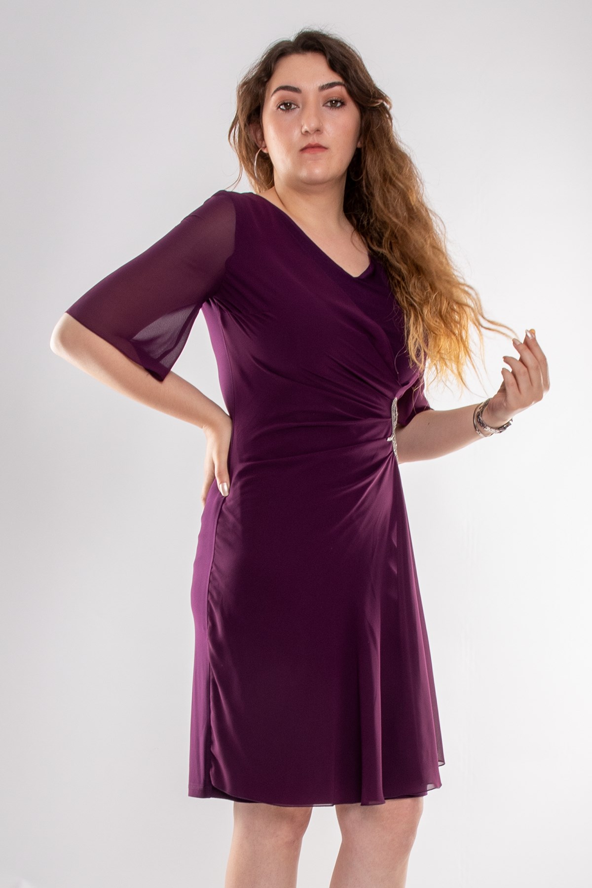 7052 Büyük Beden Yandan Broşlu Krep Şifon Kısa Elbise