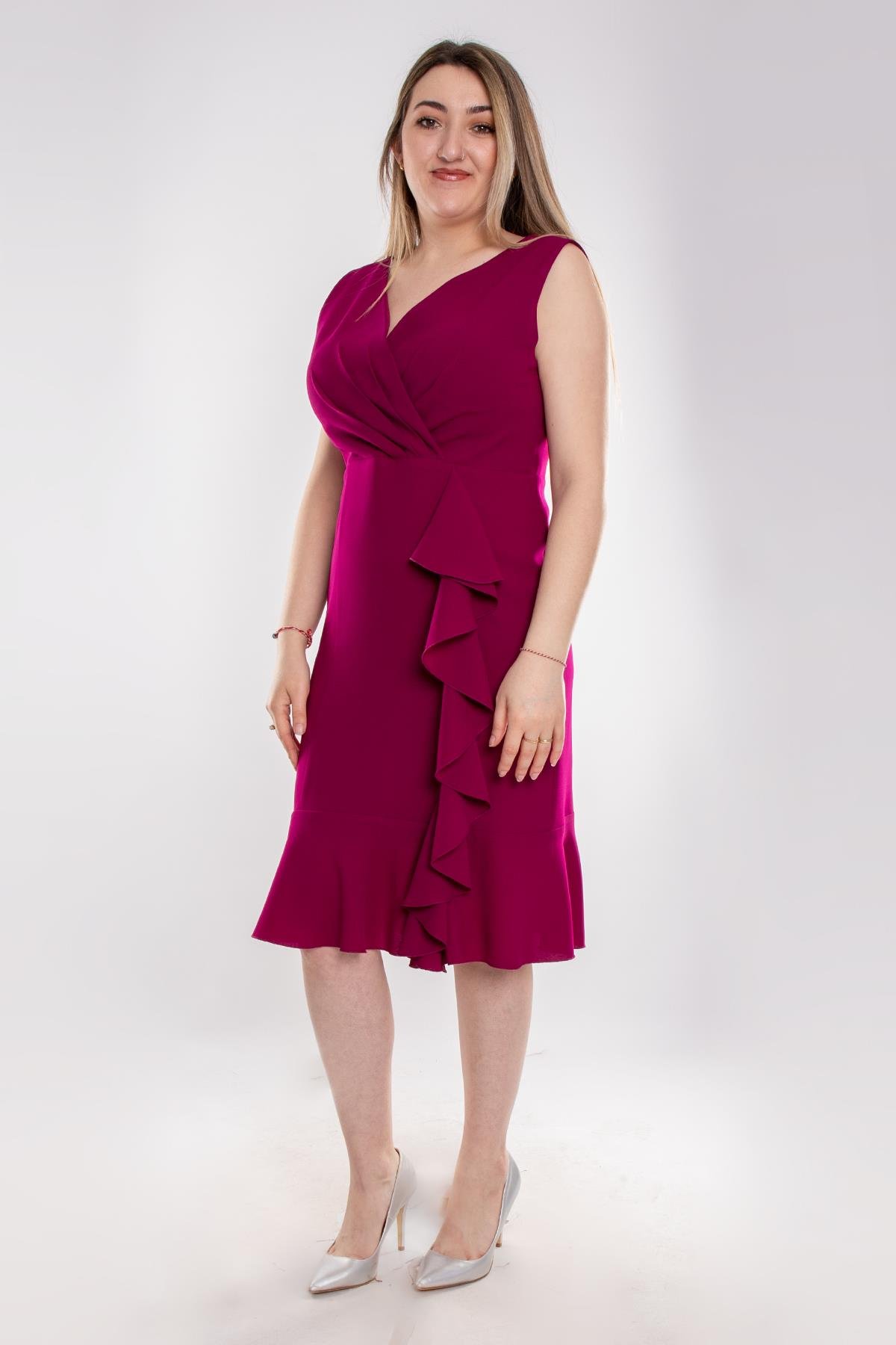 7056-126 Büyük Beden Kruvaze Yaka Eteği Fırfırlı Kısa Krep Elbise