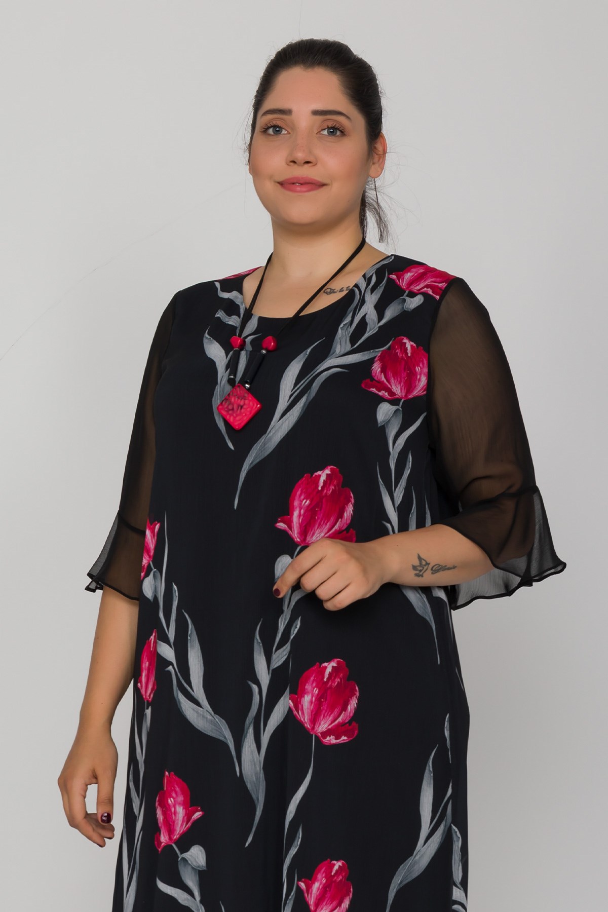 7099 Büyük Beden Lale Desen Tül Kol Kolyeli Şifon Kısa Elbise